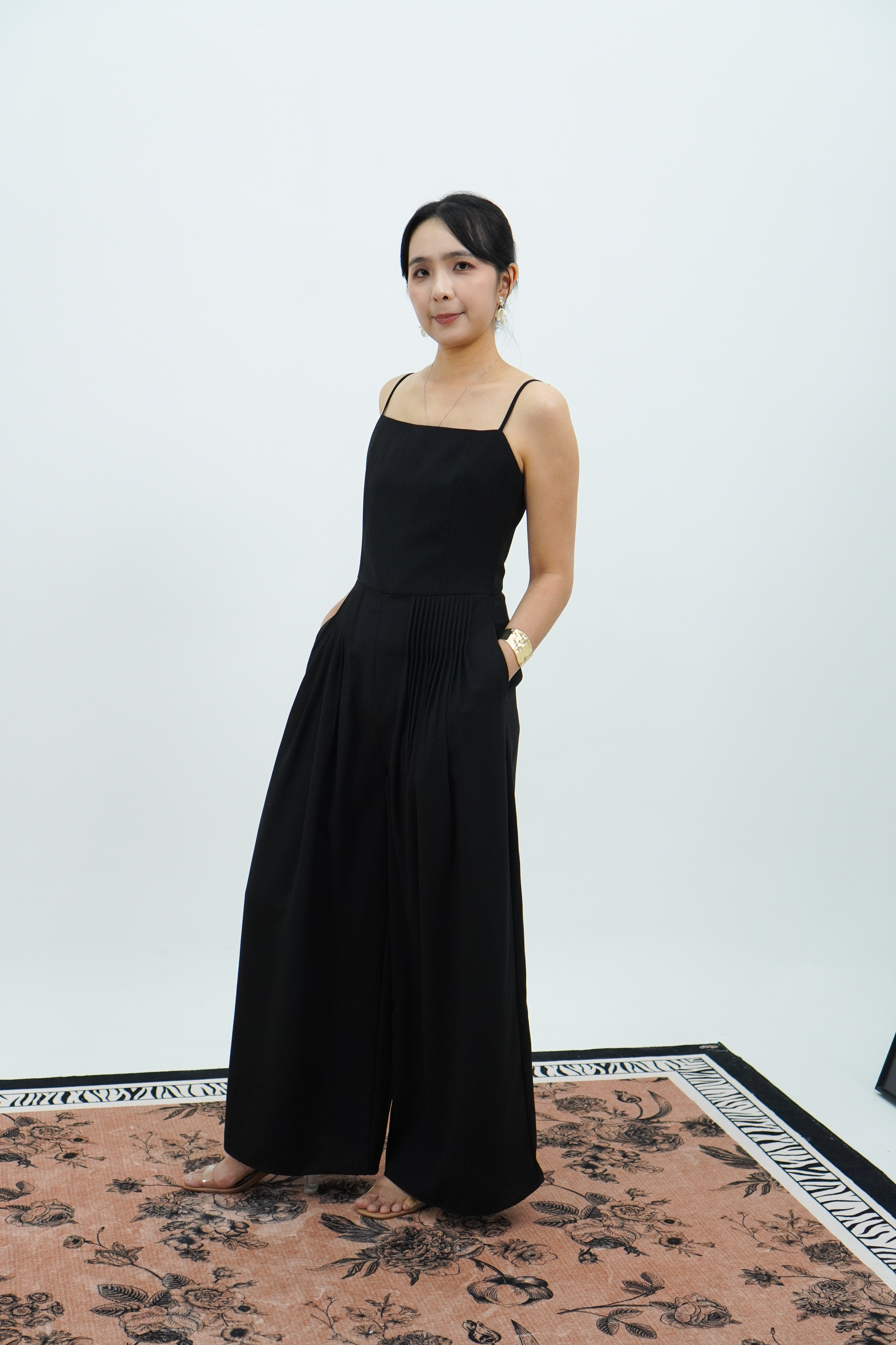 黑色吊带压褶连身裤 Strappy Pleated Jumpsuit