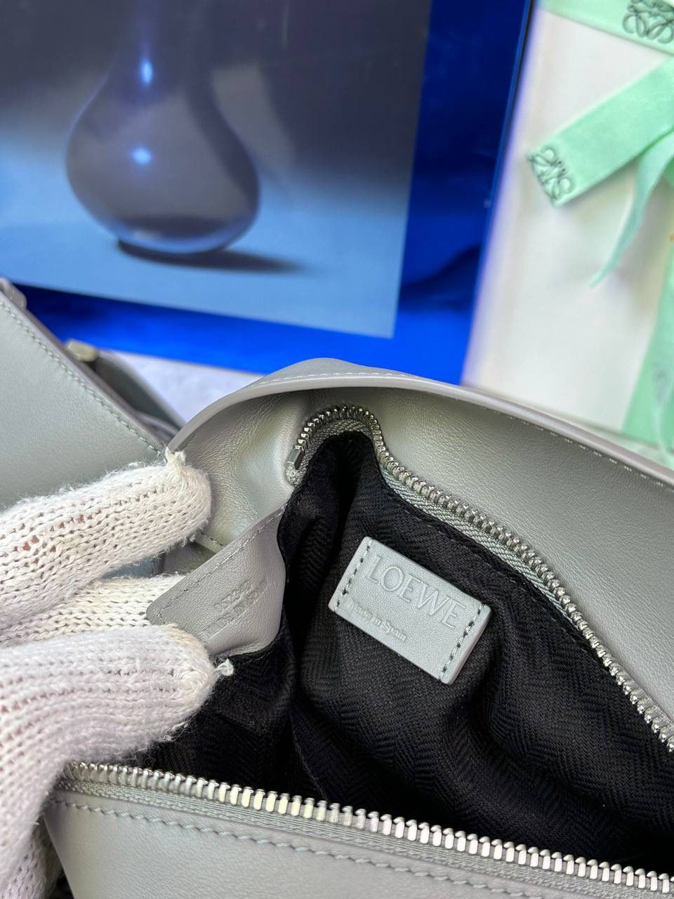 ⭐️最新升级版𝟮.𝟬-𝗣𝘂𝘇𝘇𝗹𝗲腰包⭐️ （珍珠灰到货‼️） 尺寸：𝟮𝟰-𝟭𝟬.𝟱-𝟭𝟲𝗰𝗺 款号：052343 👉🏻长方体形状和精确的切割技巧创造出Puzzle 腰包以及独特的几何线条成为 “Loe罗家”的著名代表作~ 👉🏻金属搭扣开合，刻有标志logo徽标，可调节肩带，翻盖大容量插袋和一个外部拉链口袋，🐂柔软细腻napa小牛皮，正品Ykk五金，Anagram压纹，人字纹棉麻帆布内里 👉🏻（男女♀♂同款）大小非常合适。胸包、背包、单肩、斜挎、腰包五种背法任你解锁🔒 👉🏻 （独家背景➕独家品质➕独家包装➕独家控制对版细节📦➕精致全套礼盒套装❤️） 重点：让你花最少的钱💰体验最大的仪式感❤️