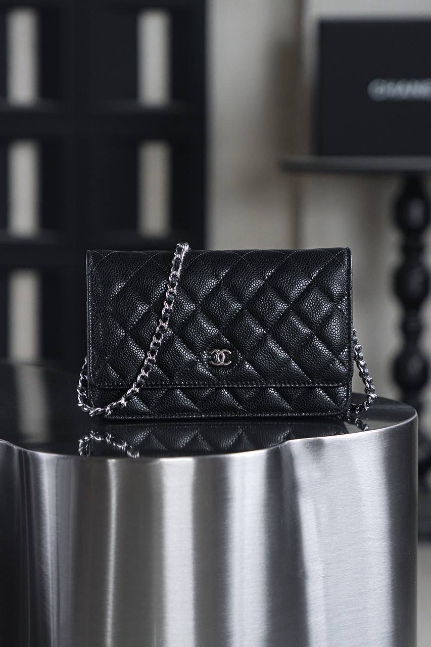 Wallet on Chain發財包鑒定版👜 一包一碼 支持全球鑒定查驗身份證原廠專G Haas皮料過關清單資料可査詢 經典系列WOC，從命名就能直觀感受到這款包包的獨特設計理念，它將傳統錢包與鏈條肩帶進行了巧妙融合！ 它大小精緻，恰好能容納一張百元人民幣，囙此被賦予了“發財包”這一吉祥又討喜的昵稱。 小巧身形，卻蘊含著大大的能量。 五金：全鋼銀扣 皮料：Hass小牛皮大球紋 尺寸：12*19.3*3.5cm