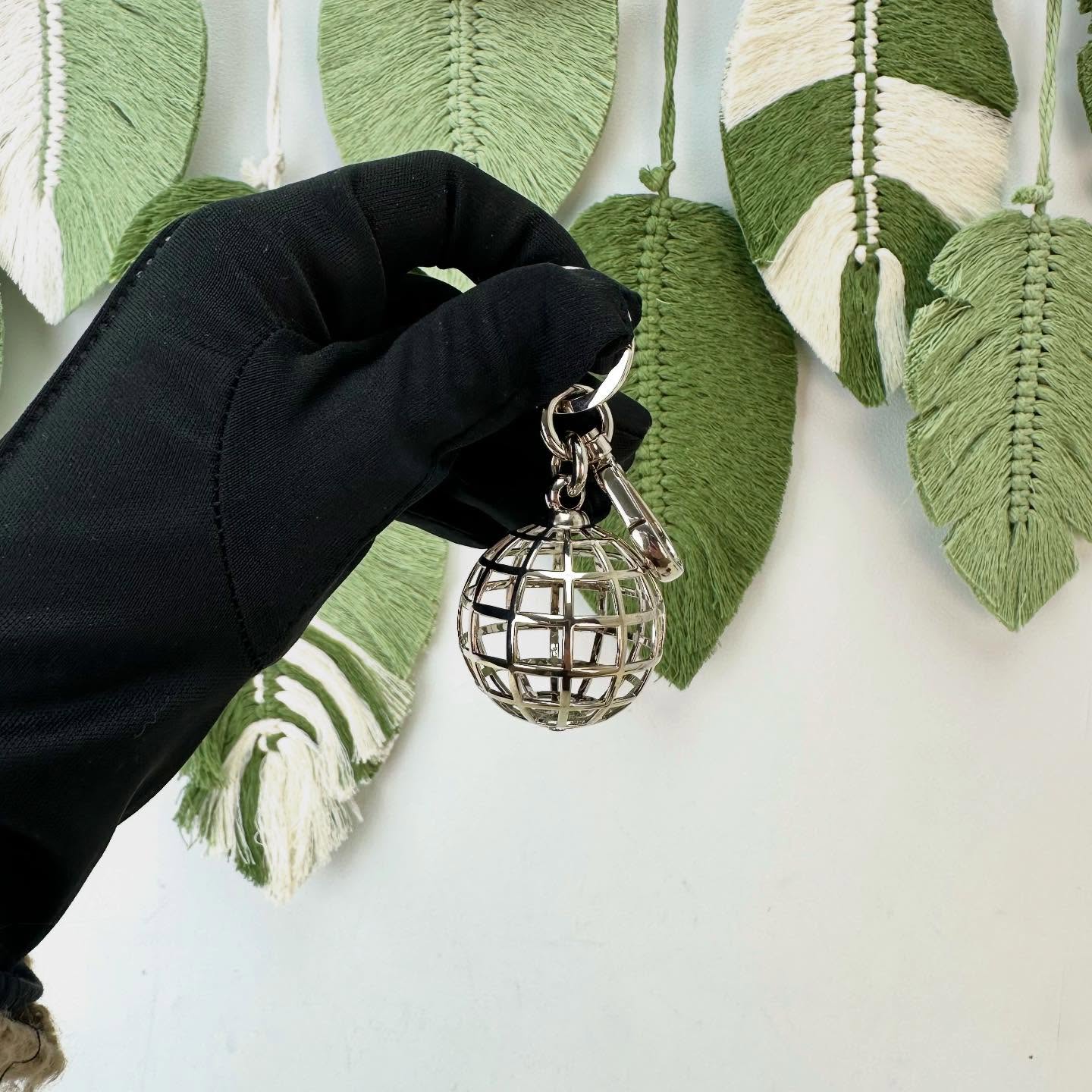 PRADA 🤍PRE OWNED 銀色地球金屬鎖匙扣 全套有盒🩶 