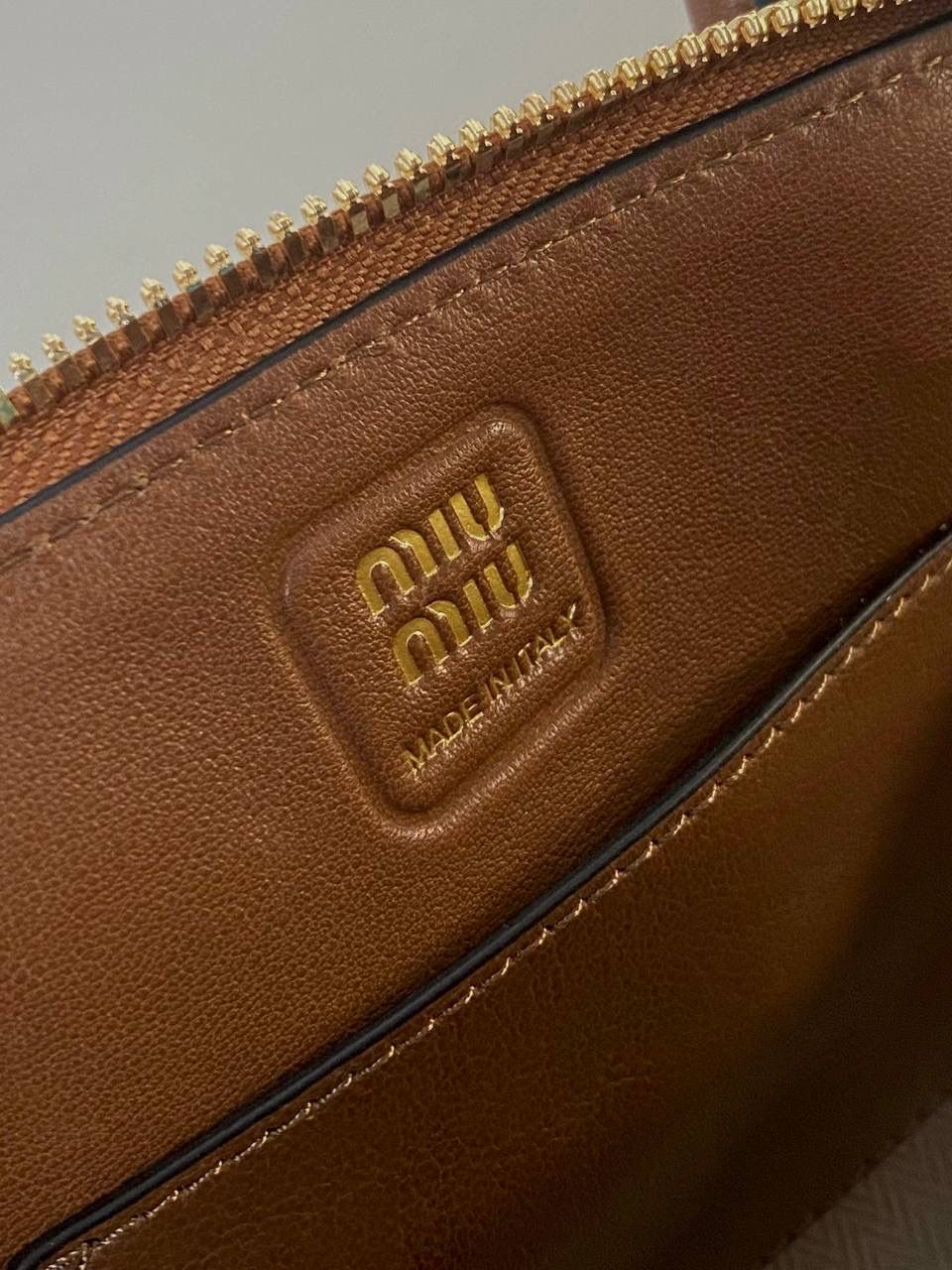 🈶焦糖色，迷你 𝗠𝗶𝘂𝗠𝗶𝘂24秋冬贝壳包 年度爆炸款来啦 | 真心被夸爆 没有过分夸张的设计，有着时髦且个性的圆弧包型，形似贝壳，看着很轻松又舒适一点也不会给人压力 双向拉链在保证实用性的同时让它充满了复古的调性，搭配上腰带式设计细节，时髦有态度 面料手感软糯，拎在手上可以切确感受到高级质感 迷你：8×13×21cm #F0022m 小号：16.5x28x10cm 大号：33x17x11cm