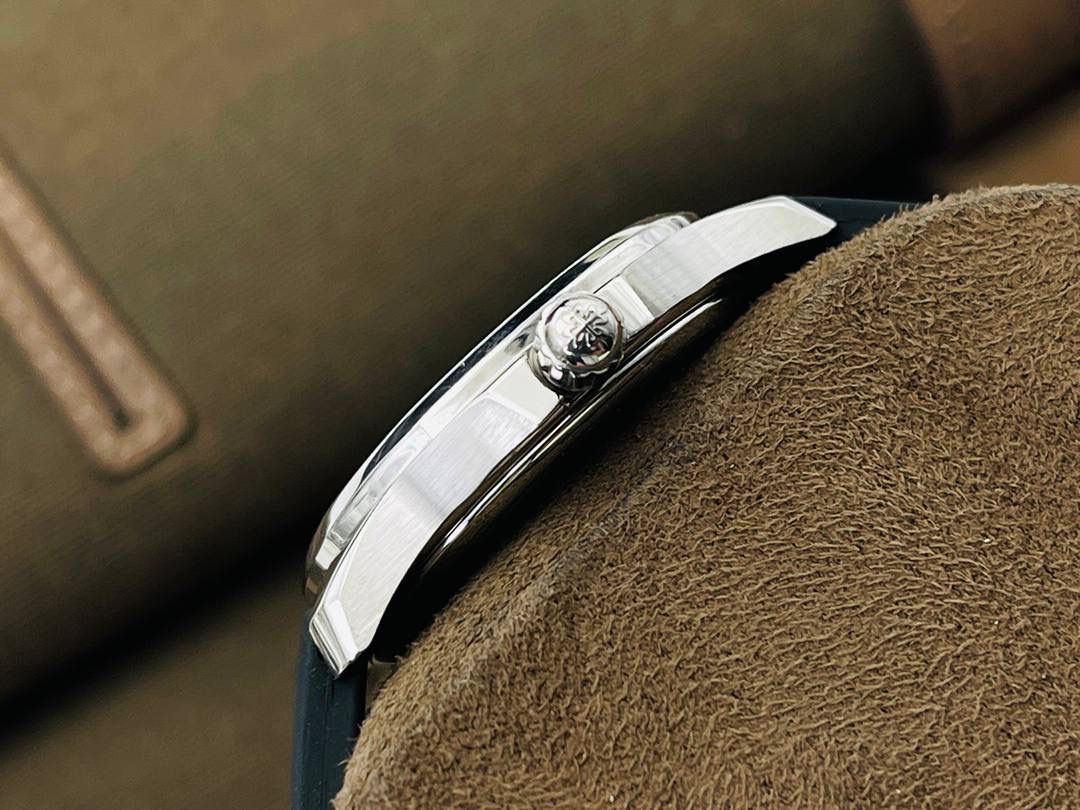 最强版本来袭 百达.翡丽AQUANAUT女装款石英系列，打造市面最佳副本，带来全网最佳体验，英姿飒爽，典藏奢华！欢迎女神品鉴！ 1⃣️【表壳】 1.腕表尺寸35.6 毫米X 9.5毫米！圆润的八角形表壳与原装一致，保持着复古的造型和精湛的做工。 2.旋入式把头设计和实心底盖结构吻合与原版。 3.表圈镶嵌46颗顶级施华洛世奇水晶（1克拉）表壳镶嵌88颗顶级施华洛世奇水晶（1.91克拉） 2⃣️【精彩细节】 1.采用与原装一致的天然复合橡胶（Tropical）材质，经久耐磨，可抵抗海水侵蚀和紫外线辐射。 2.完美克隆Aquanaut经典式折叠式表扣，即使在非常细小的拐角处上也做有倒角润饰，确保还原正品般的舒适感。