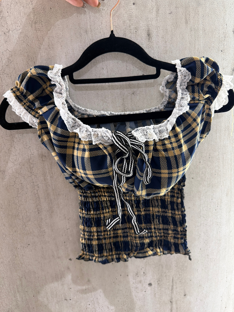 格子露肩荷葉上衣