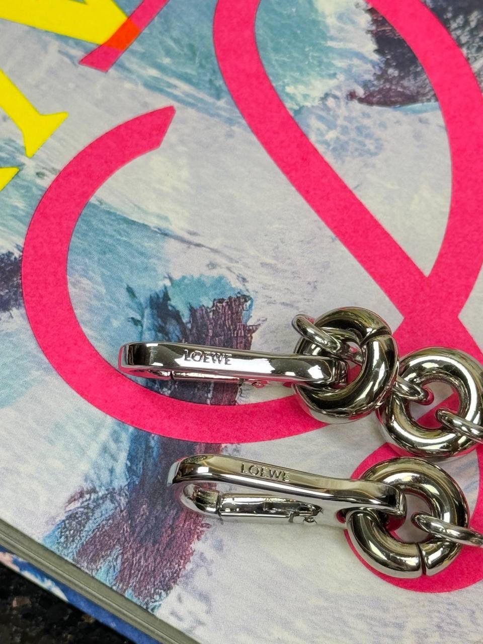 “全新升级*不锈钢材质” 甜甜圈⛓️链条肩带（银色） 尺寸：68×1.6×0.5cm 秀场甜甜圈链条同系肩带，进一步突出了手袋的造型高，引入了鲜明活泼的精神态度😉。