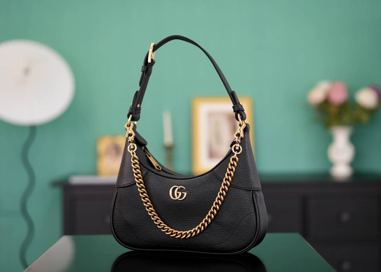 🥯Aphrodite系列小号新月造型肩背包 克色25cm 正品售价,500 复古又高级的新月造型，近期热搜新品 版型超正，实物真的超级美 山羊皮柔软但却耐造 三根肩带，实现多种背法~ 官方款号 731817 尺寸：25x 19x7cm