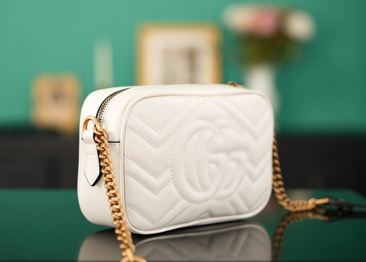 👜🔥Marmont系列绗缝迷你相机包 白色 18cm （原厂皮 全铜五金） 正品售价¥12.000 独家原厂皮发售 限量级别 白色真的好温柔 经典百搭不挑人 自重很轻 链条搭配皮革的肩带不怕溜肩 毫不夸张说 绝对是日常用出场率最高的包 官方款号 448065 尺寸迷你：18x12x6cm 小号：24x13x7cm