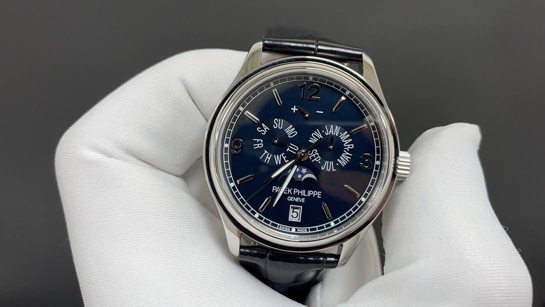 🌐新款到货🌐 百达翡丽最热门款式，PP复杂功能计时系列5146R 5147。功能方面的巧妙构思，外观上的合理布局，以及优越的机芯性能，无一不体现出百达翡丽大师们的独特设计，一件经典的艺术品。 采用39mm表盘直径，高性能Cal.324自动机械机芯，具备年历，日期，月份和月相显示功能，提供了强大的时间衡量功能，表盘设计中心大秒针，是时间易于读取。 相信这样的一款腕表会是很多爱表人士所梦寐以求的，但是就如它水中月的意象一样，可遇而不可求，所以，如果有个机会出现在你面前，那么就好好珍惜吧。