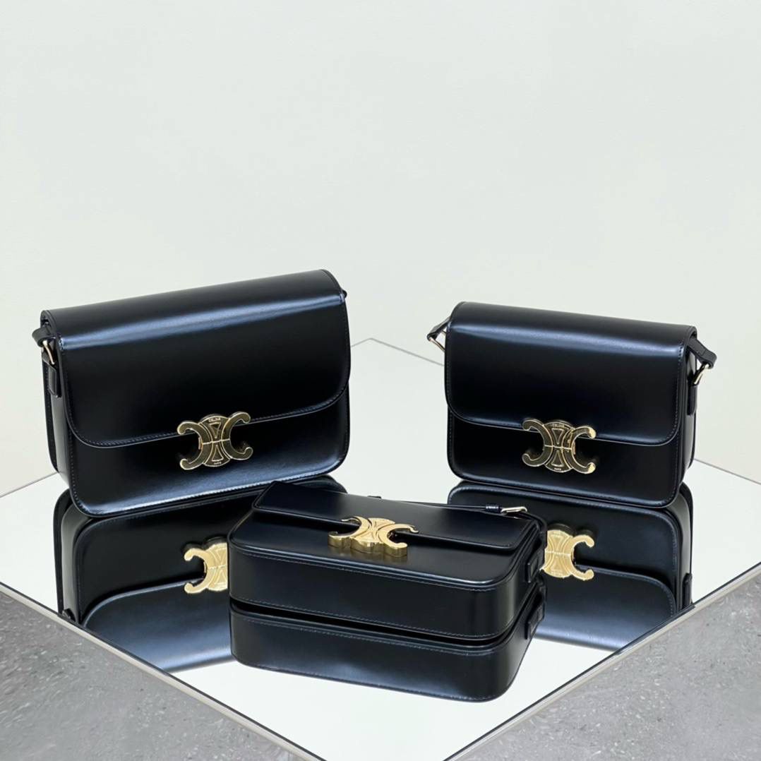 谁能拒绝优雅又时髦的凯旋门呢？最近几年，𝑪𝒆𝒍𝒊𝒏𝒆的𝑻𝒓𝒊𝒐𝒎𝒑𝒉𝒆元素真是超级受欢迎，围绕凯旋门的设计，这两年真是出什么火什么，CELINE真的太会拿捏啦！高级黑搭配凯旋门金扣链条满满的名媛气息👸