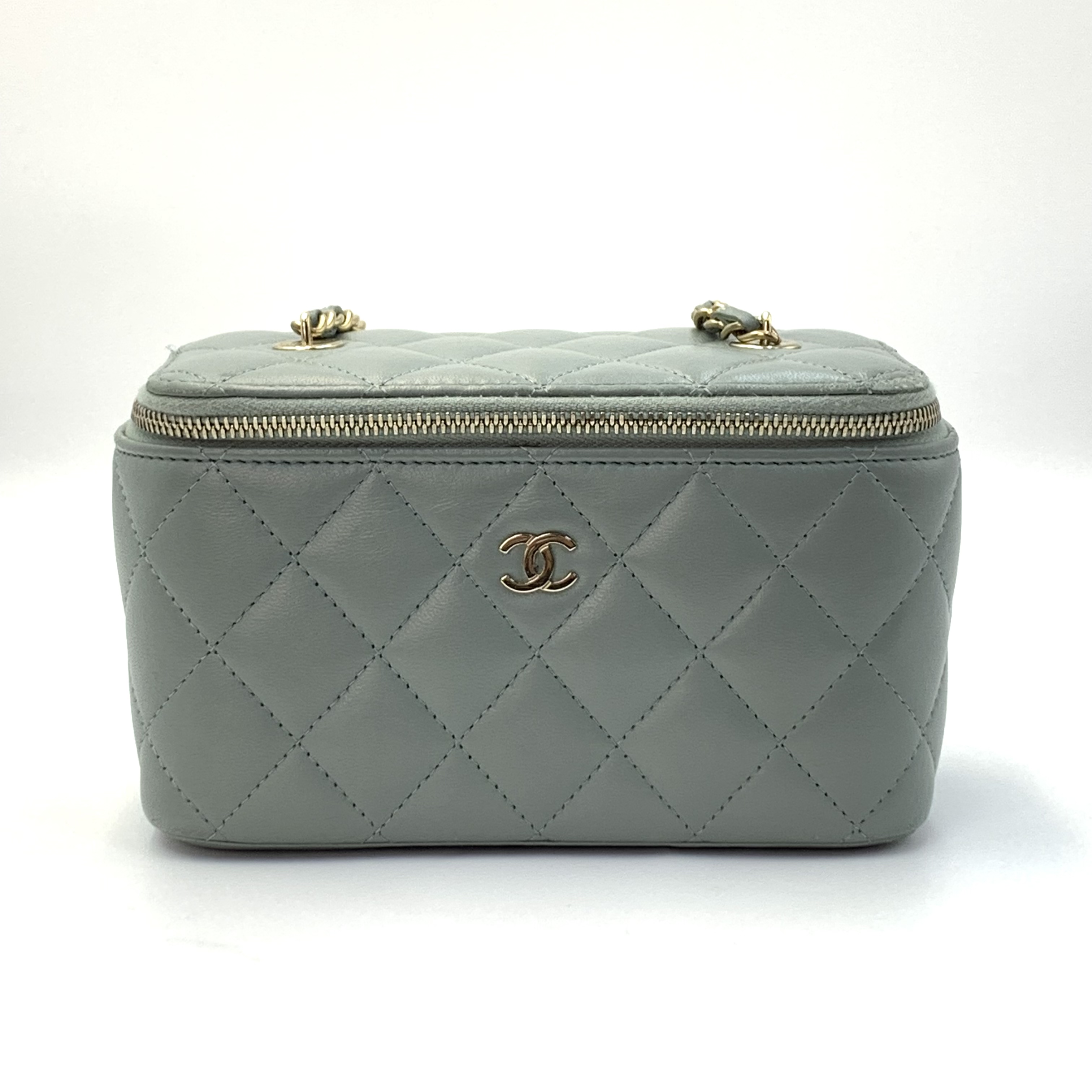 Chanel 淺色系淡灰色羊皮金扣化妝包 馬年開運顏色系列之一🩵