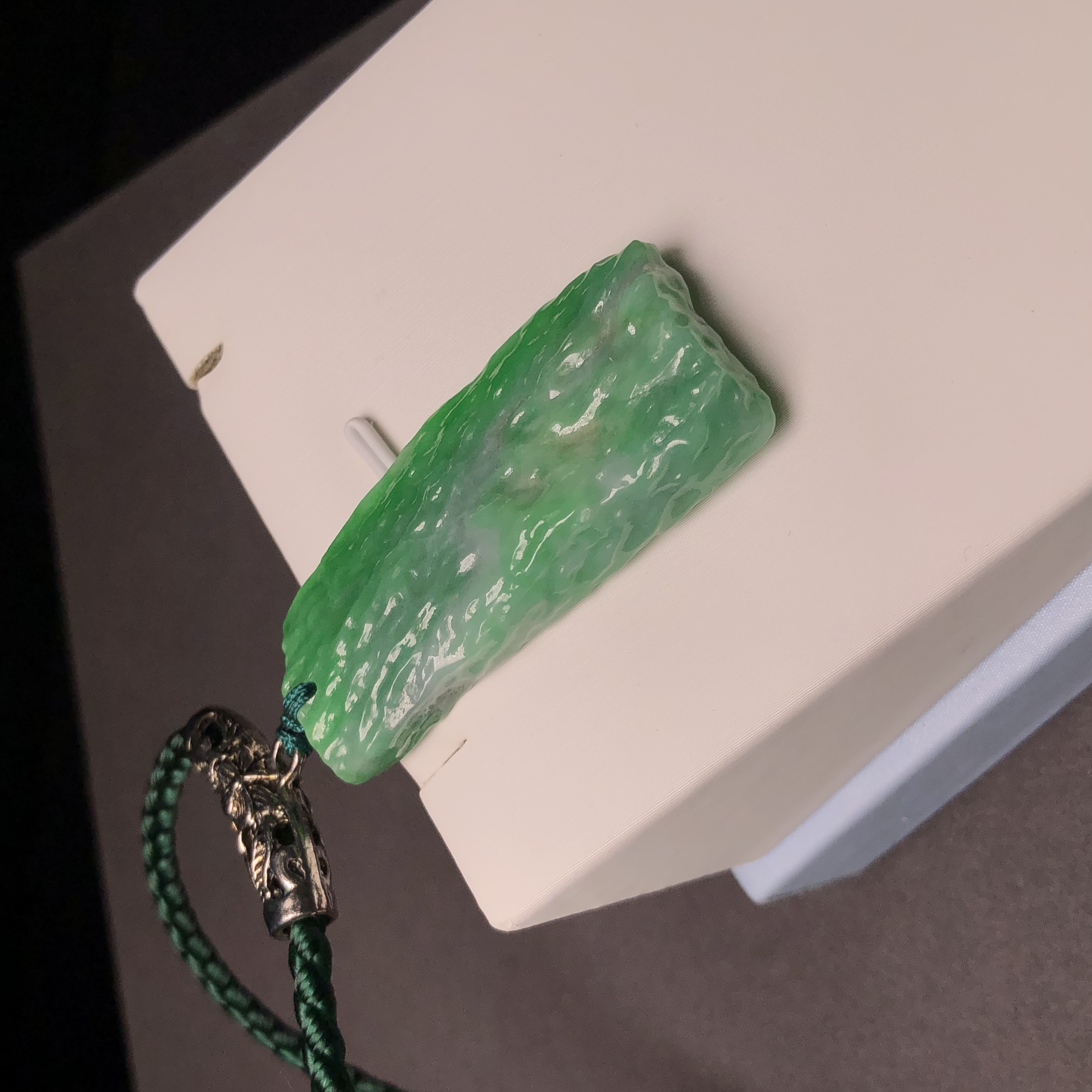 #B08755 🎁翠色原石吊墜