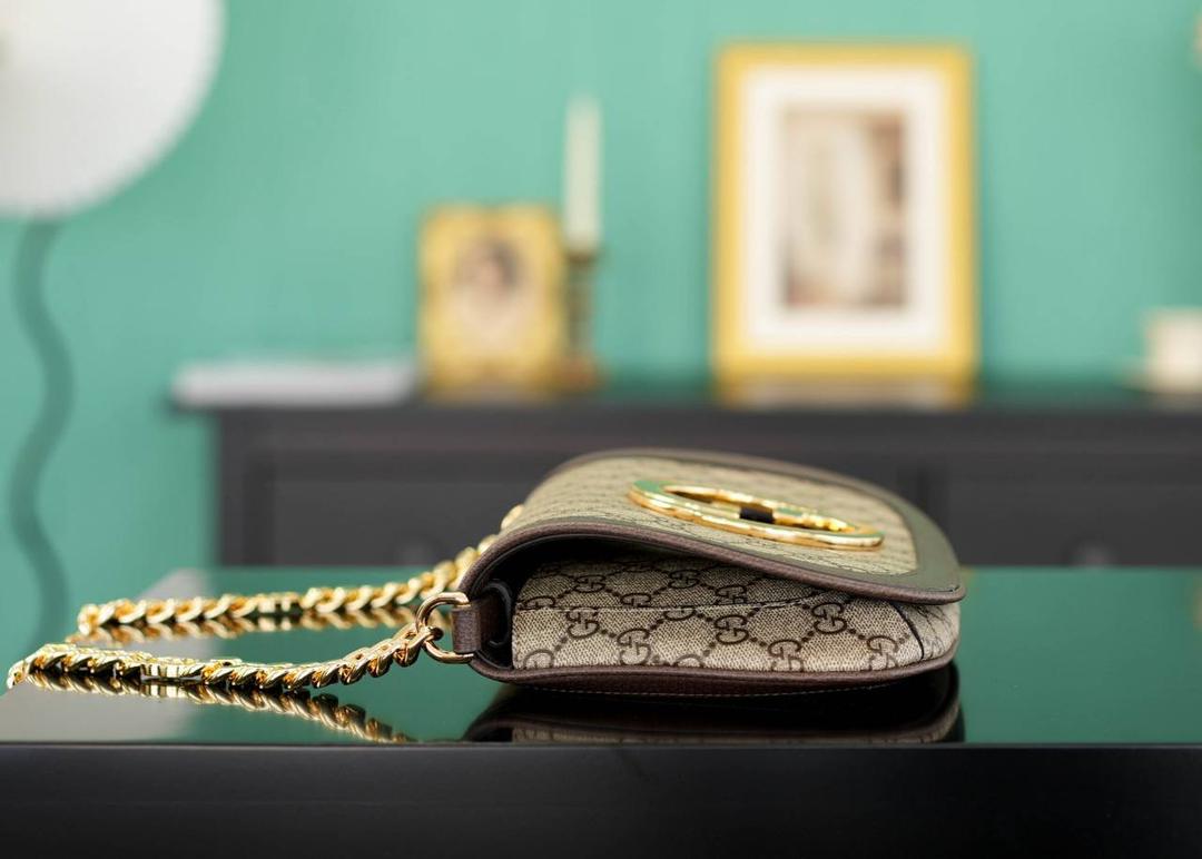 🥯GG Blondie系列肩背包 棕色28cm 摩登复古担当Gucci Blondie系列的一个经典款，双𝐆互扣式标志五金，大气精致，满满的时尚高级感，包身双肩带设计，我个人就超爱它的这个金色链条腋下设计，皮肩带多样式搭配，多种背法随意切换，不被定义的风格，气场超强大~ 官方款号 699268 尺寸：28x16x4cm