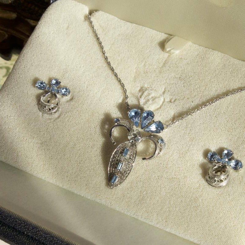 C.a. 1950s Handmade Filigree Rhodium Plated Aqua Rhinestone Jewelry Set in Original Box - Cocktail necklace and Earrings (MT1435)