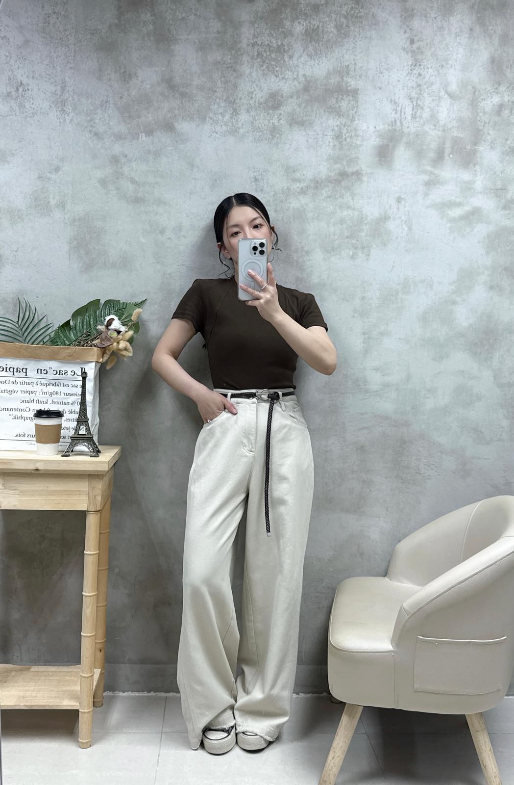 D22 後背設計凈色Tee