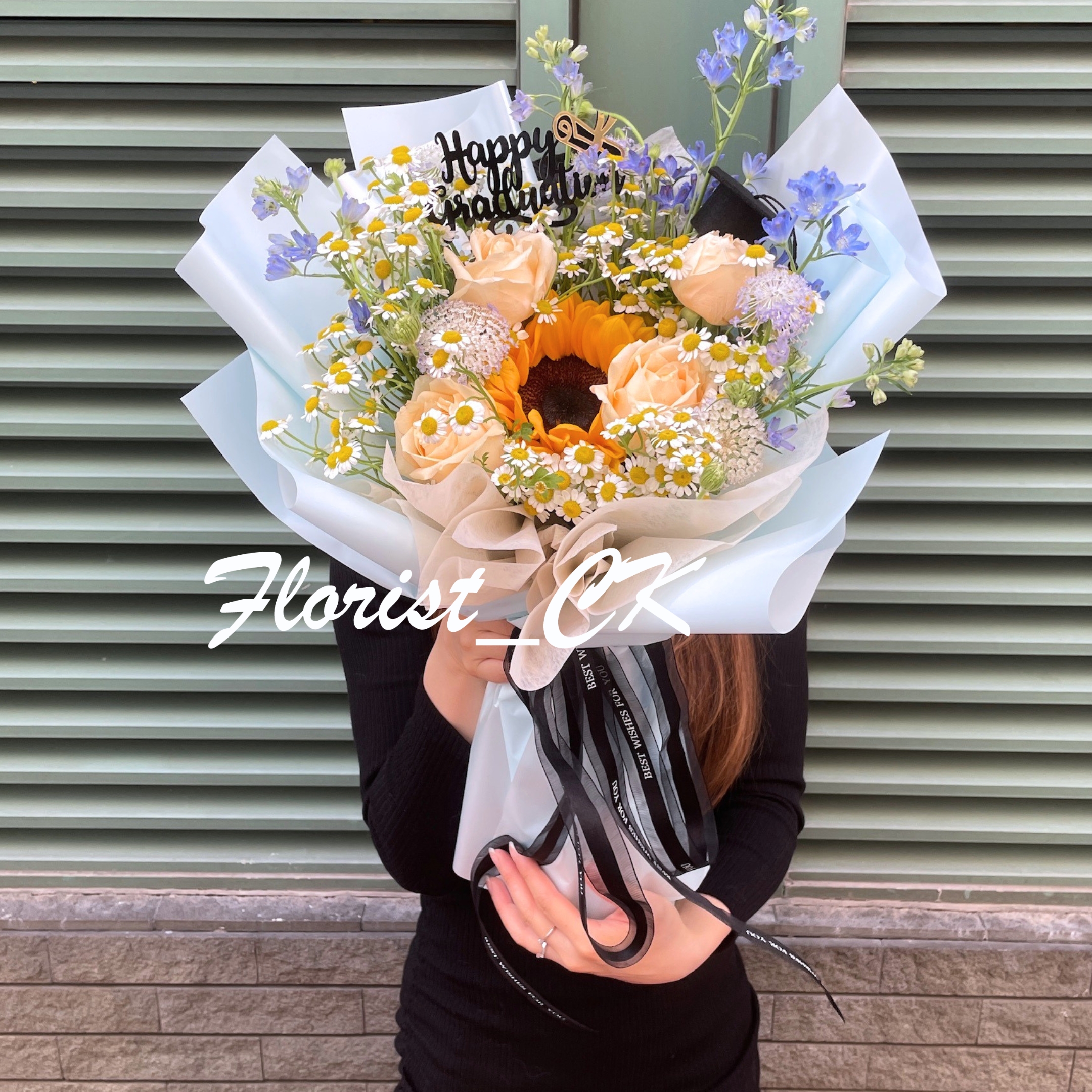 【2026 畢業鮮花推介】Golden Valor 淺藍花紙款｜向日葵玫瑰鮮花花束  (預訂款)