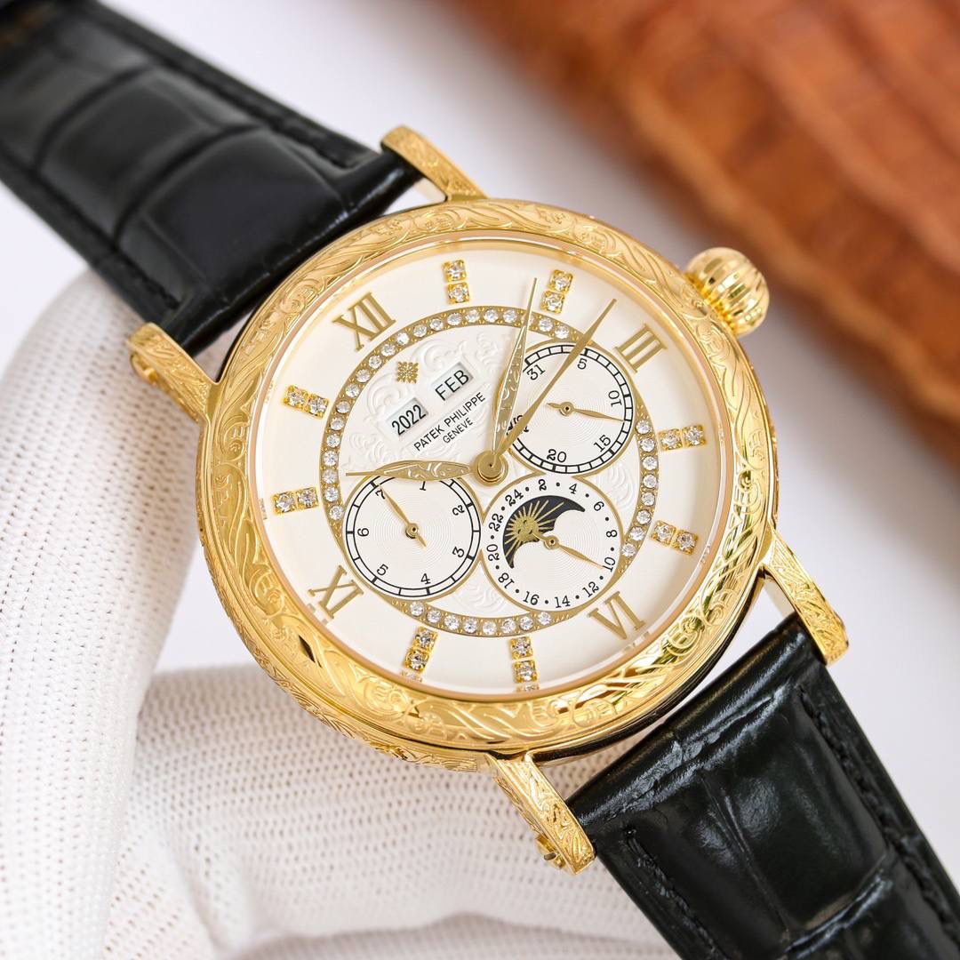 复古。精湛的工艺！ 年度最佳典藏之作——百达翡丽古典超级复杂多功能 万年历功能腕表 团队历时两年多精心设计，不计成本，敢为人先，力求完美，克服重重难关，突破多层技术瓶颈，机芯型号为CH 29-535 升级版，质量稳定！表盘6点位置是月相显示和日期分拨。所有的万年历标志都很好，一眼就能读懂。内里搭置了仿324 S Q 自动上链机芯，是 324 自动上条传奇机芯的精装版本。【表带】经典意大利小牛皮表带，纹路清晰，质感好。搭配圈市面最顶级的百达翡丽灯笼表扣，通用原装无压力。 优雅的Calatrava雕花表壳极具个性，42毫米的表径适配大众男性手寸，与专柜一致，非常商务可亦休闲。