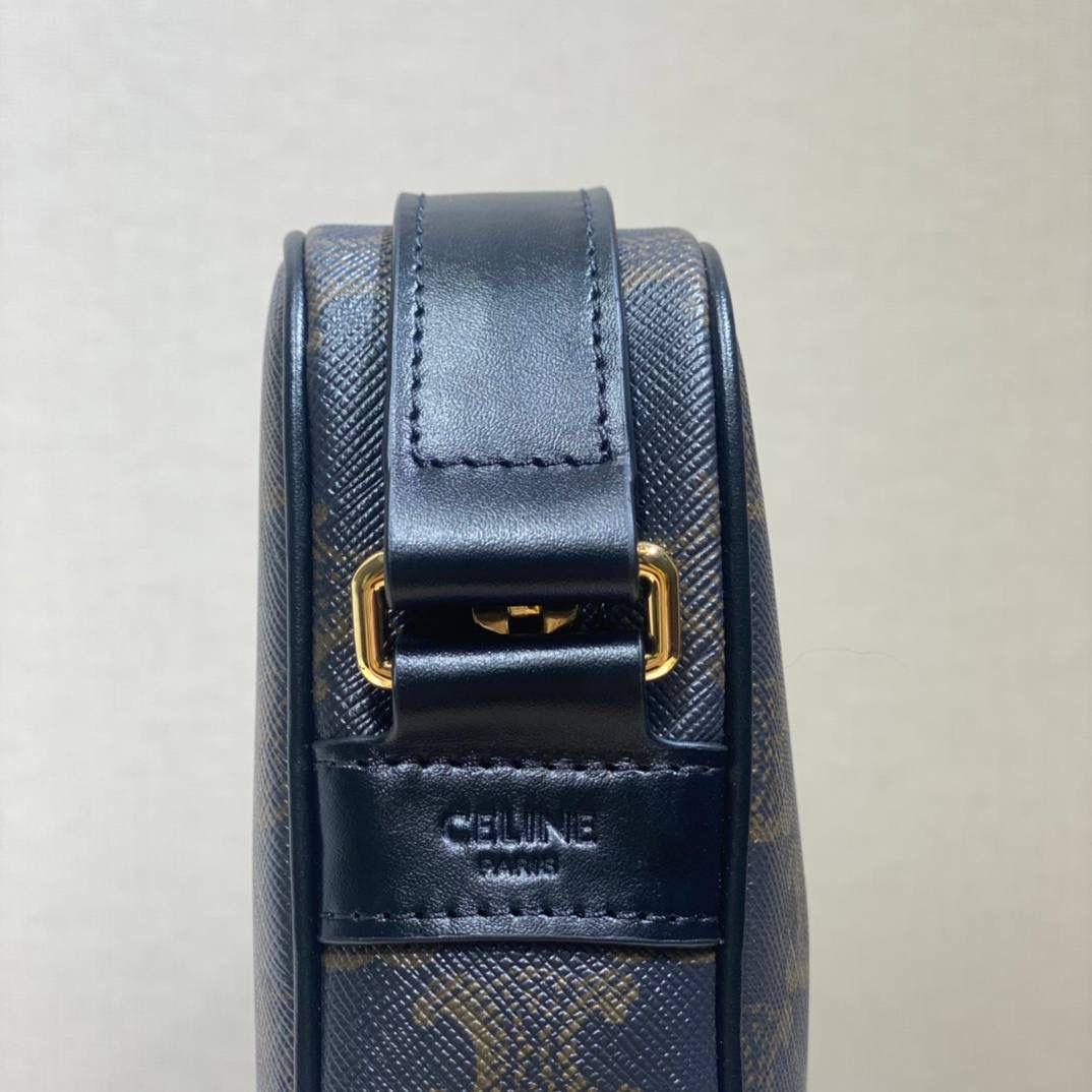 🔥大货实拍图 𝗖𝗘𝗟𝗜𝗡𝗘♥标志印花邮差包 不可否认Hedi的确做男款是很厉害的，这个老花相机包既实用又很好凹造型，绝对的好物推荐！型号：194502 尺寸：23*15*5cm