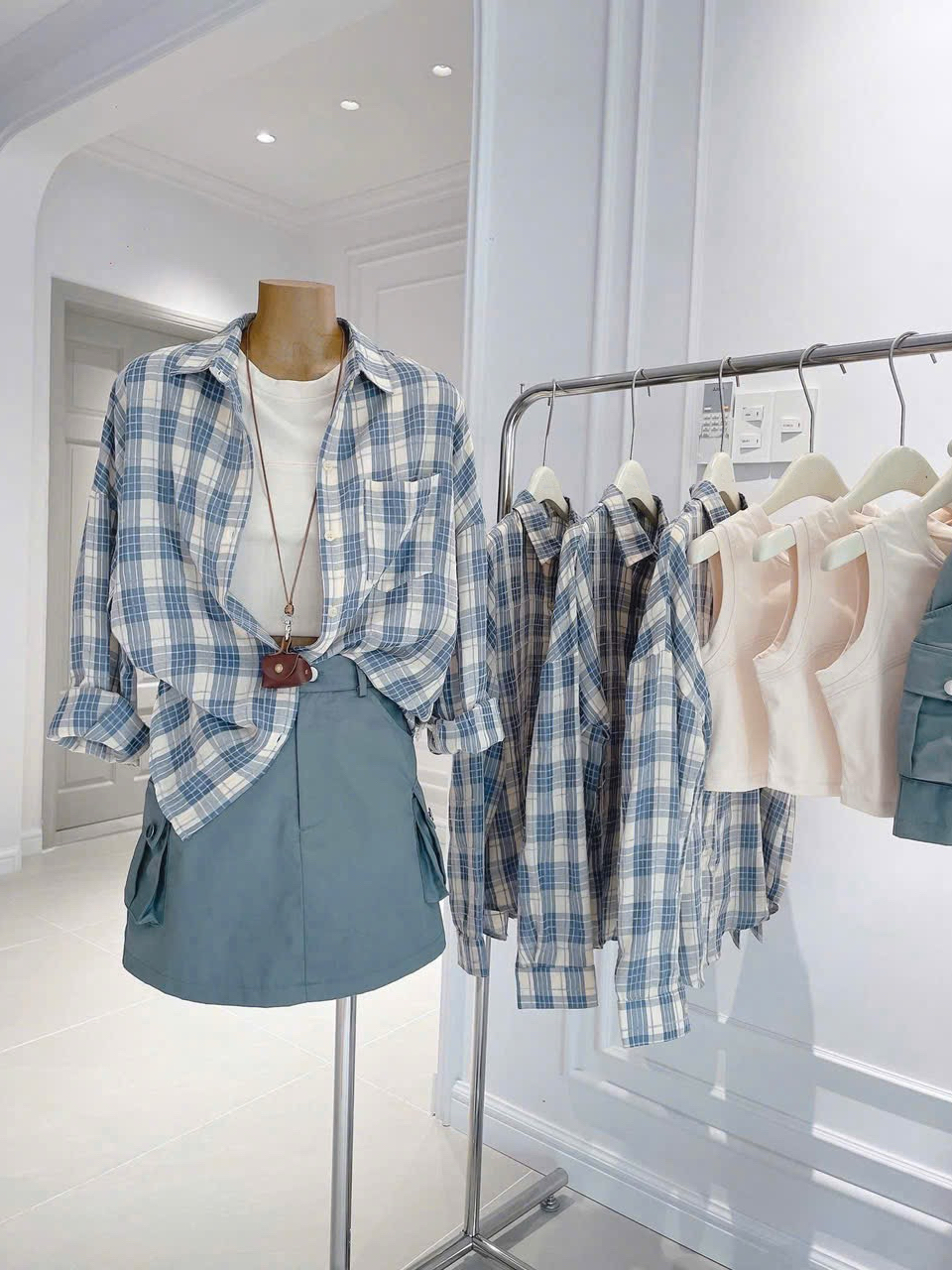 韩系背心格子衬衫+工装半裙                                                                                                                                                                                                                                                                                                                                                 