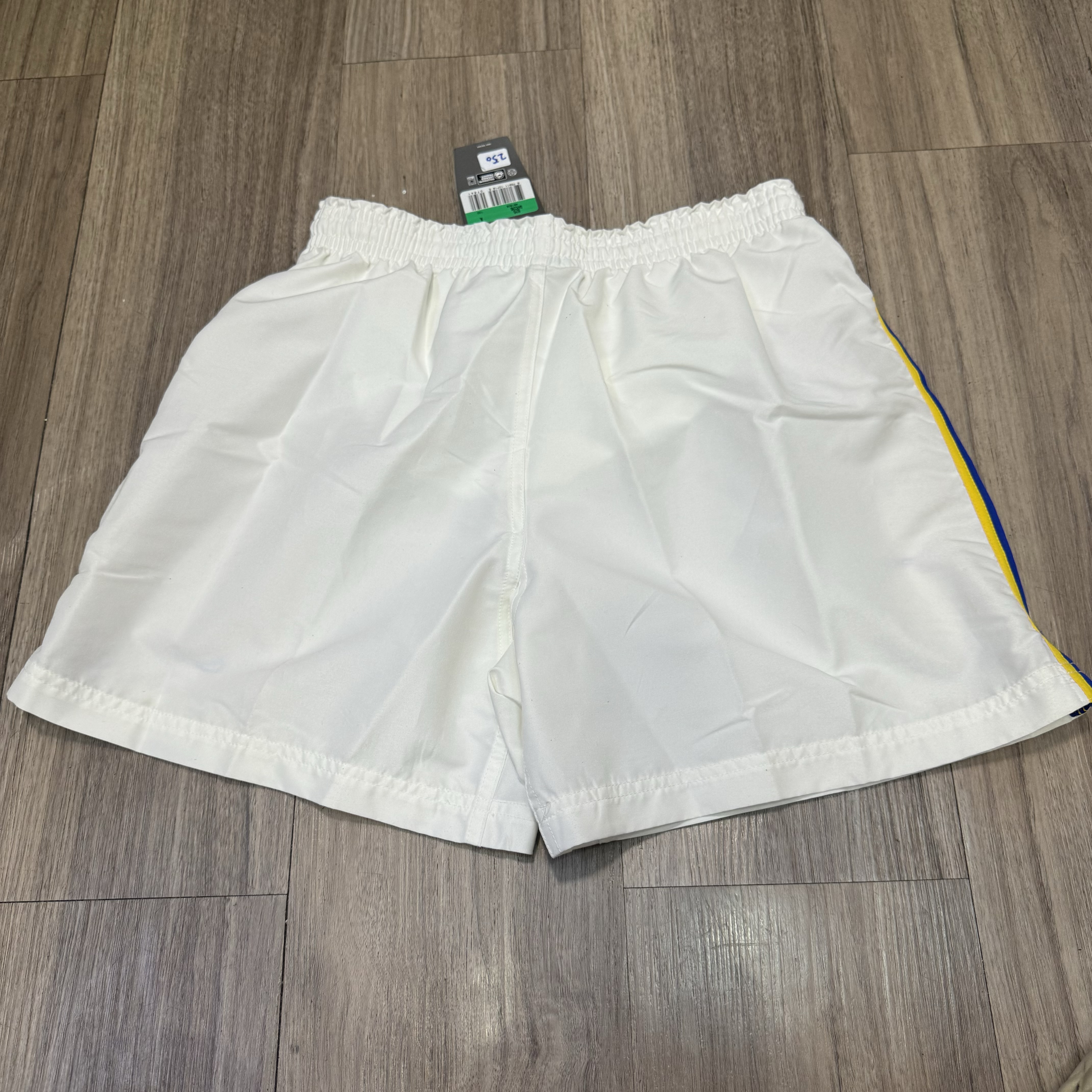 (Youth size)Leeds United 01/02 home short (Bnwt)