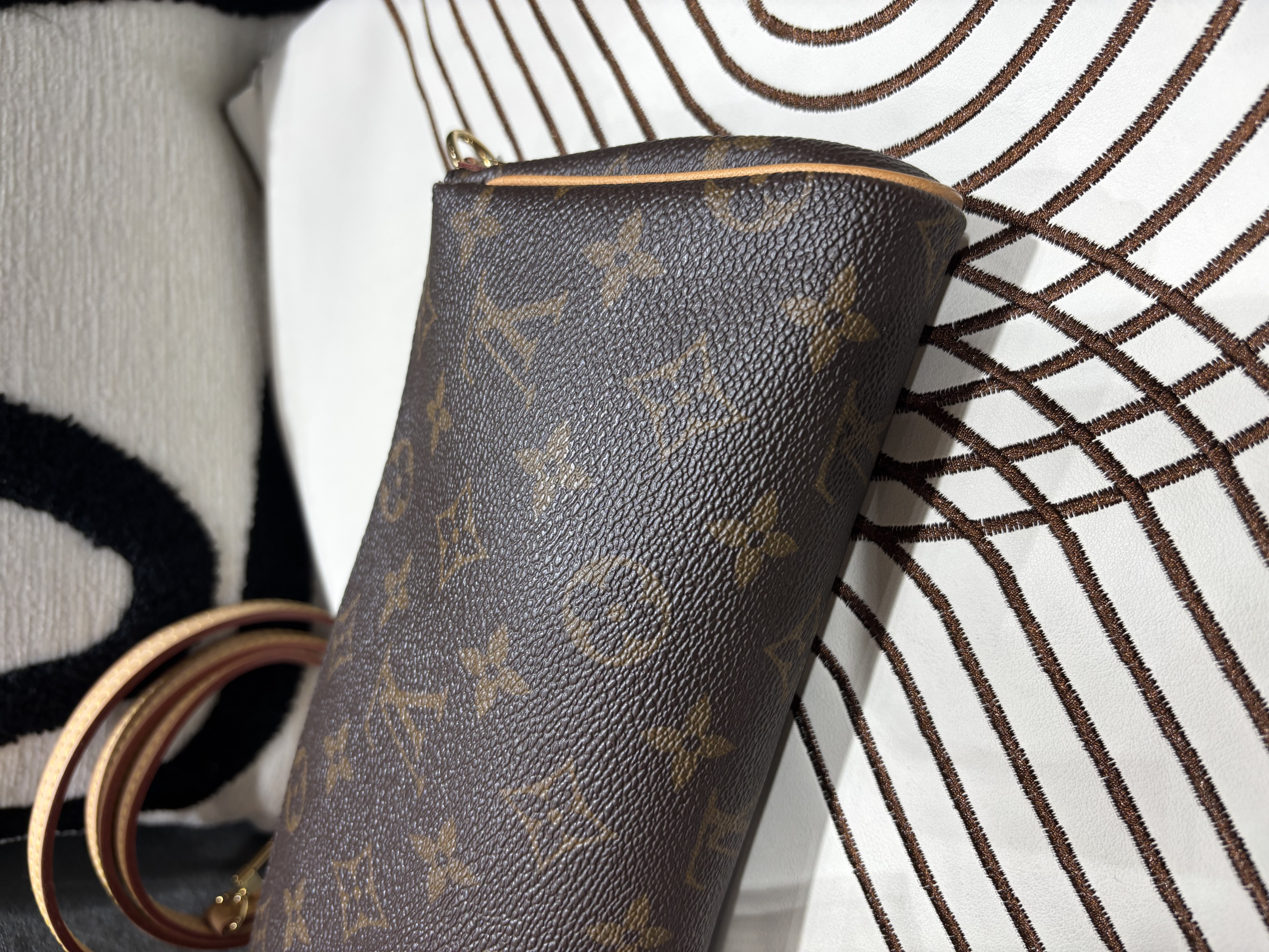 Lv Eva 2 way bag monogram Louis Vuitton M95567 100%Authentic, 98%New ✅Strap ✅Dust bag