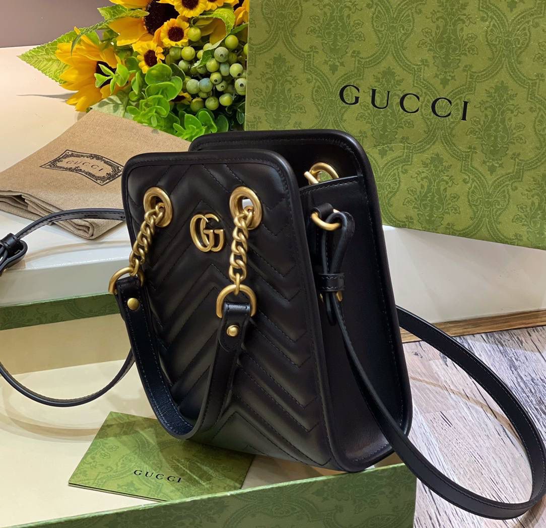 🔥𝐌𝐚𝐫𝐦𝐨𝐧𝐭 迷你托特# ▫️型号：696123 ▫️尺寸 19*16*6cm 经典款中很火很火的有木有，皮革全新升级。原厂牛皮➕顶级五金❗️经典双G设计，最好卖的款，简单的手拎斜挎设计，立体绣花让整个包活跃了起来，手拎带与斜挎肩带都🉑️拆卸，包身挺阔 容量非常充裕！