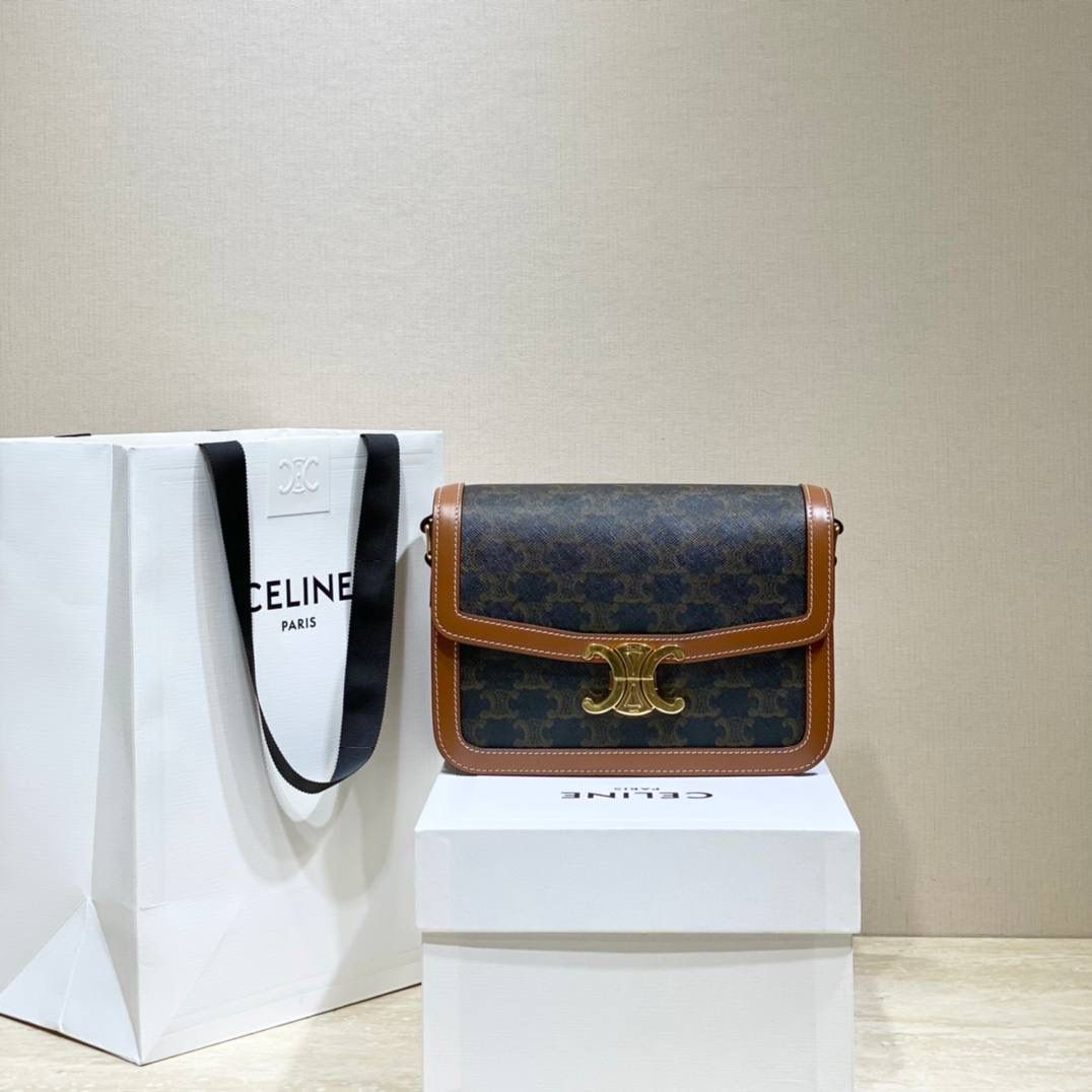 🔥大货实拍图 𝗖𝗘𝗟𝗜𝗡𝗘 ♥ 𝗧𝗥𝗜𝗢𝗠𝗣𝗛𝗘 𝗕𝗢𝗫中号 在原来的锁扣上加了CELINE首字母凯旋门扣，完完整整的巴黎血液注入啊！将复古元素与品牌一向拿手的利落线条相结合，气质 高贵！ 型号：191242 小号尺寸：22.5*16.5*7.5cm