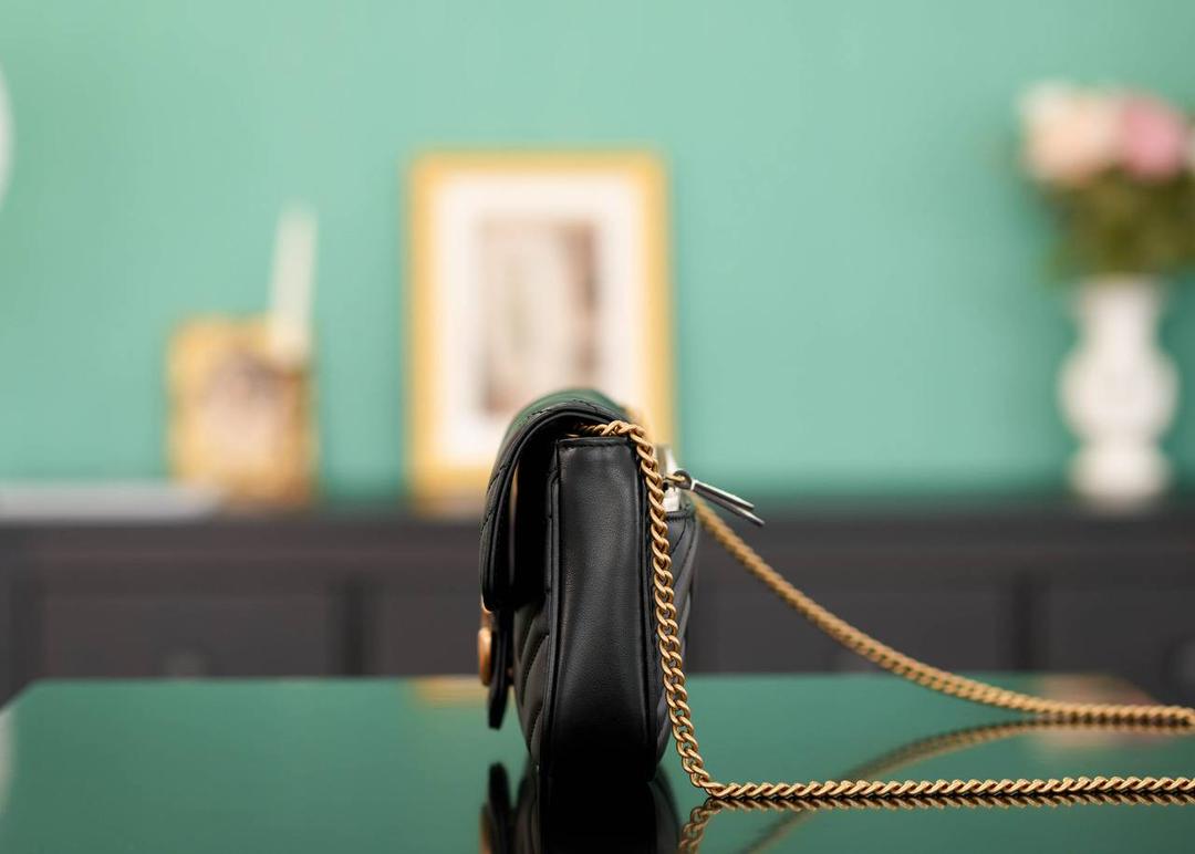 👜GG Marmont系列链条包（配卡包）黑色21cm💕 （原厂皮 全铜五金） 正品售价,800 独家原厂皮发售 限量级别 GG马蒙系列又出新款了 原厂牛皮搭配经典的双G扣，复古做旧风格 纠结马蒙22和16.5的姐妹， 设计师真的是听到了大家的心声 新款21cm真的太实用了，大小合适且轻巧不厚重 官方款号 751526 尺寸小号：21x12x5cm 尺寸迷你：16.5x10x5cm