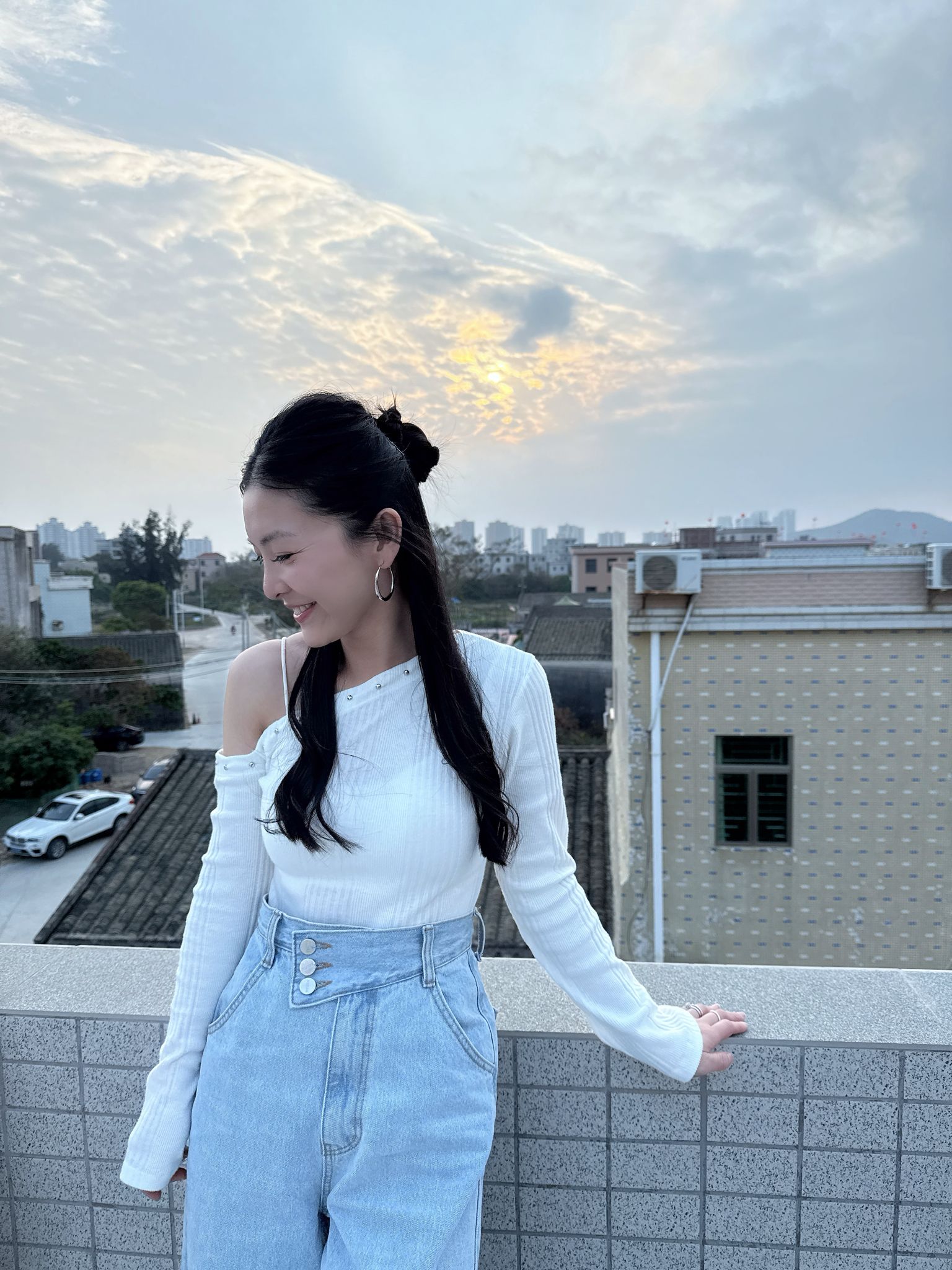 斜扣高腰牛仔褲