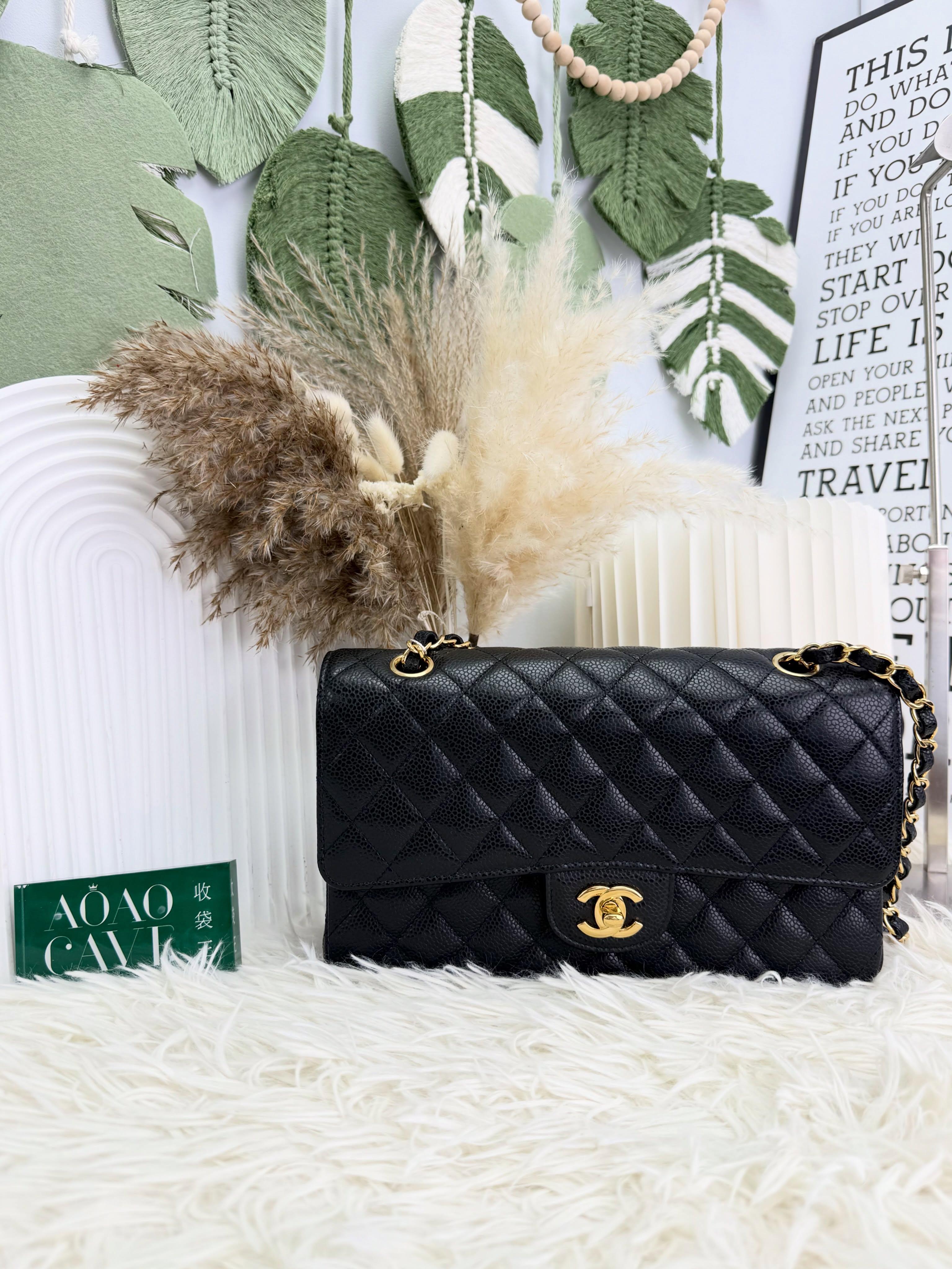 Chanel💫未使用品 🛍️ CF 25cm 🖤30卡 全套👜🎁  15.5*25.5*6.5  荔枝紋牛皮，經典黑金配色，容量實用，大方高貴🖤  配件 - 塵袋、盒、單，未使用品💫  💰優惠價 $46980 new  #收袋王  喜歡的話快點pm/whatsapp 我們💓 銷售熱線51111 321（whatsapp)  我們服務包括有：手袋飾物回收、手袋置換(一換一、一換多也可以） 、專業手袋鑑證、專業手袋護理 Is 購買方法 🏢親臨門市 荃灣南豐中心15樓1521室（荃灣地鐵站a出口1分鐘到）敬請預約 ❤️只賣正品正貨，任驗💓🫰🏻 ❤️‍🔥本店為香港註冊公司絕對真貨，信心保證👍🏻 🫰🏻本店設有鑑證服務，有駐場鑑證師  ✨歡迎追蹤我哋各個平台緊貼最新優惠x貨品🔥😍 👇🏻👇🏻👇🏻👇🏻👇🏻👇🏻👇🏻👇🏻  ⭐️Instagram: aoaocave  🌈Facebook: aoaocave收袋王  🔥Carousell: acluxuryhk  👆🏻👆🏻👆🏻👆🏻👆🏻👆🏻👆🏻👆🏻  ___________________________  Disclaimer🫰🏻All trademarks and copyrights are reserved to the original brand holders. @AOAOCAVE sells only authentic goods and is not affiliated with any of the brands mentioned.  @AOAOCAVE 跟任何品牌無關，而且沒有持有任何品牌資版權，亦沒有與任何品牌合作。所有商標及版權歸屬於品牌坊所有，帖子只作分享用途。  #aoaocave #手袋回收 #名牌買賣