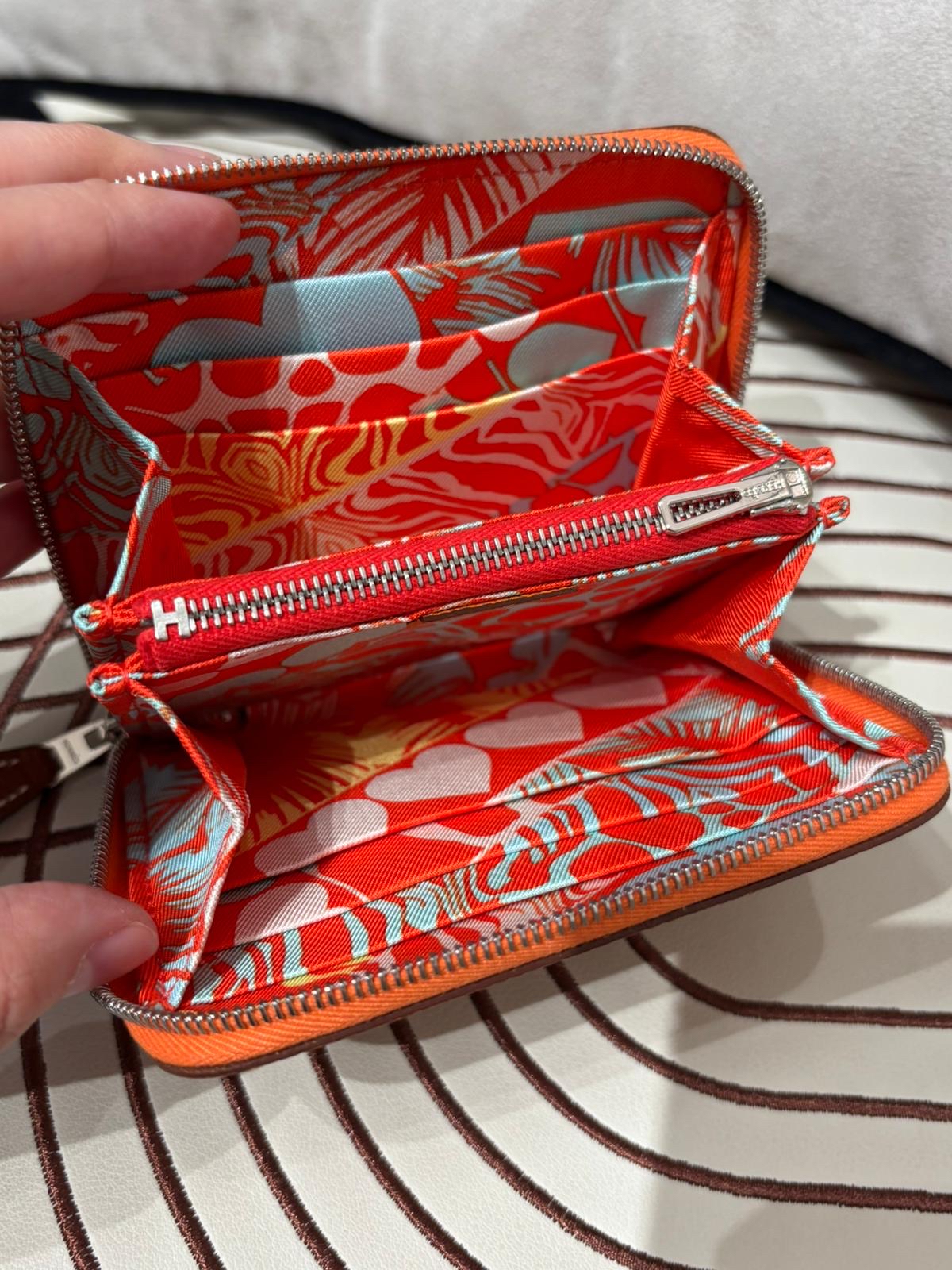 Hermes silk in compact ,stamp B 100%Authentic ,Unused✅Dust bag