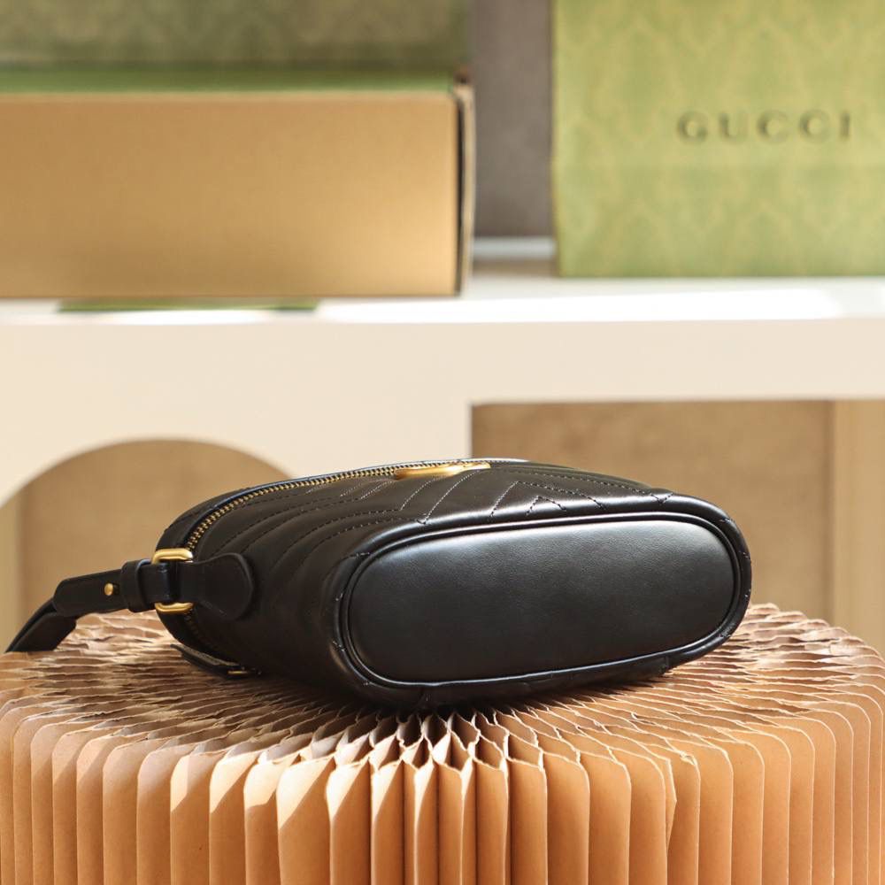 ▪️𝐆𝐆 𝐌𝐚𝐫𝐦𝐨𝐧𝐭新成员#672253#化妆包▪️ ☑️尺寸：19*13*7𝙘𝙢 𝙂𝙂 𝙈𝙖𝙧𝙢𝙤𝙣𝙩作为经典王牌的新成员， 作为宠儿精选的人员，以标志✅𝐆𝐆字母交织融合， 全新设计风格化妆包，融入经典元素，新颖演绎经典设计。 小巧的造型设计，容纳量非常🉑️ 手提的设计，🉑️手拧 🉑️斜挎 🉑️肩背。 非常精致可爱 时尚感爆棚！