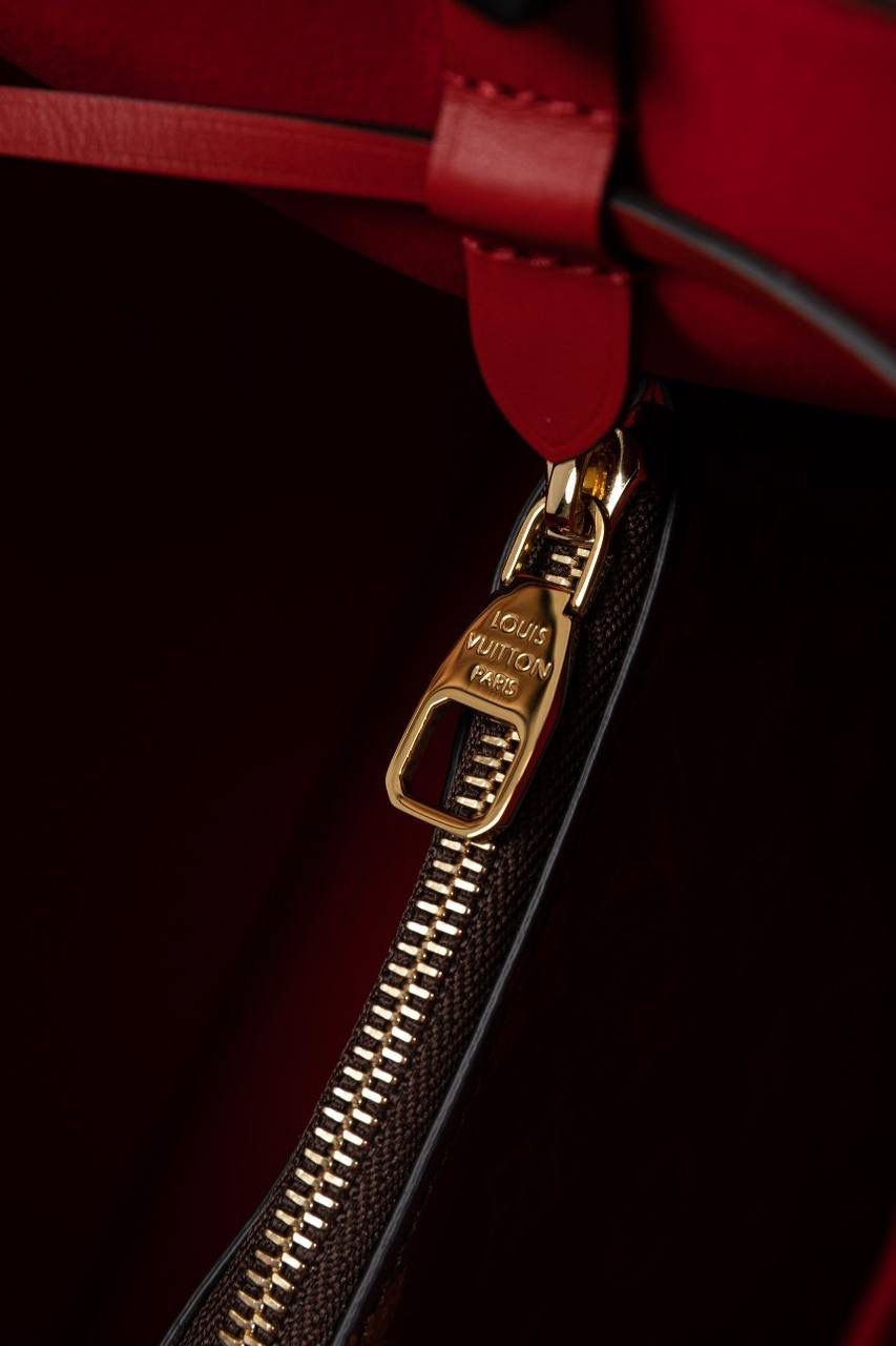 LV水桶包🎀 尺寸 26×26×17.5cm▪️ 这是很多人入门都会选的经典款，超受欢迎！原本在 1932 年是用来装香槟的酒袋，现在变成超时尚的水桶包，经典到不行，被叫“经典之王”一点都不过分😍💯