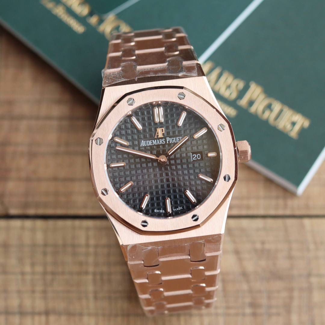 🚀原单AUDEMARS PIGUET爱彼 皇家橡树系列67女士石英腕表 独家原版拆解开模 所有配件均可原版互换使用，搭载原装瑞士F04111石英机芯。走时精准！全程CNC打磨，多次校对调整版型，棱角分明。表壳直径33MM,多边形状表圈与表壳精密相合，表圈以六边形螺丝栓固定在表壳上（圈口镶嵌精美施华洛世奇钻，璀璨夺目）表带链节精致规整，链节经过上百次细致的打磨处理，呈现出完美的纹理。折叠式表扣开合简单，佩戴方便。腕表表耳处呈弯折状，可以保证腕表与腕部更加贴合。表盘镌刻“Grande Tapisserie”大方格纹装饰，搭配荧光立体时标和皇家橡树指针，宽大的指针和时标让读时简单清晰。三点位置日期显示窗口，以阿拉伯数字显示。腕表为密闭表底，表底上镌刻皇家橡树系列的英文名称“Royal Oak”字样✨🔥