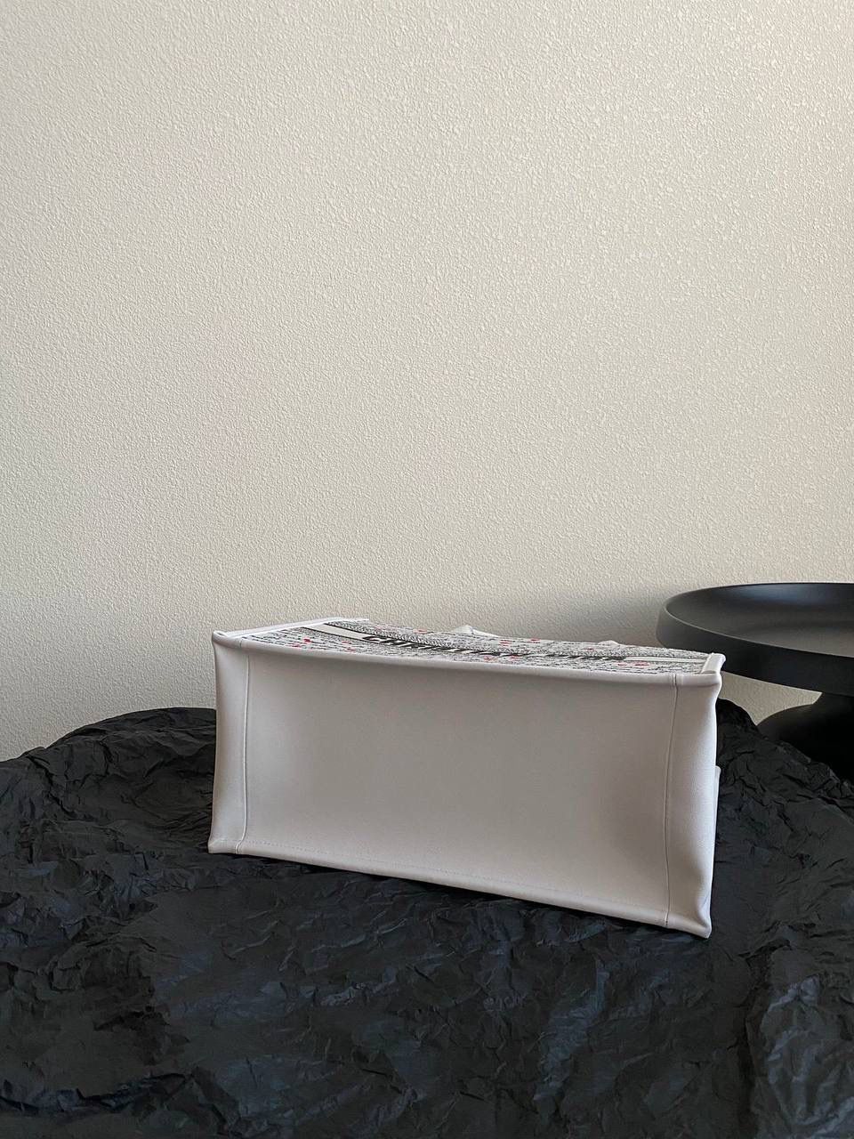 🈶爱心白 𝗗𝗜𝗢𝗥 𝗯𝗼𝗼𝗸 𝘁𝗼𝘁𝗲 中号 七夕限定，更是每一天的爱意限定 情书💌款这种淡淡的色调好梦幻 从印花到纯色都散发着治愈的气息 刻印的纹理感，伸手可触 连绵不断的法语我爱你'点缀着爱心❤️ 是写满了法式浪漫的包包呀！ 请拥有，这独一份的爱意 36×16×27cm