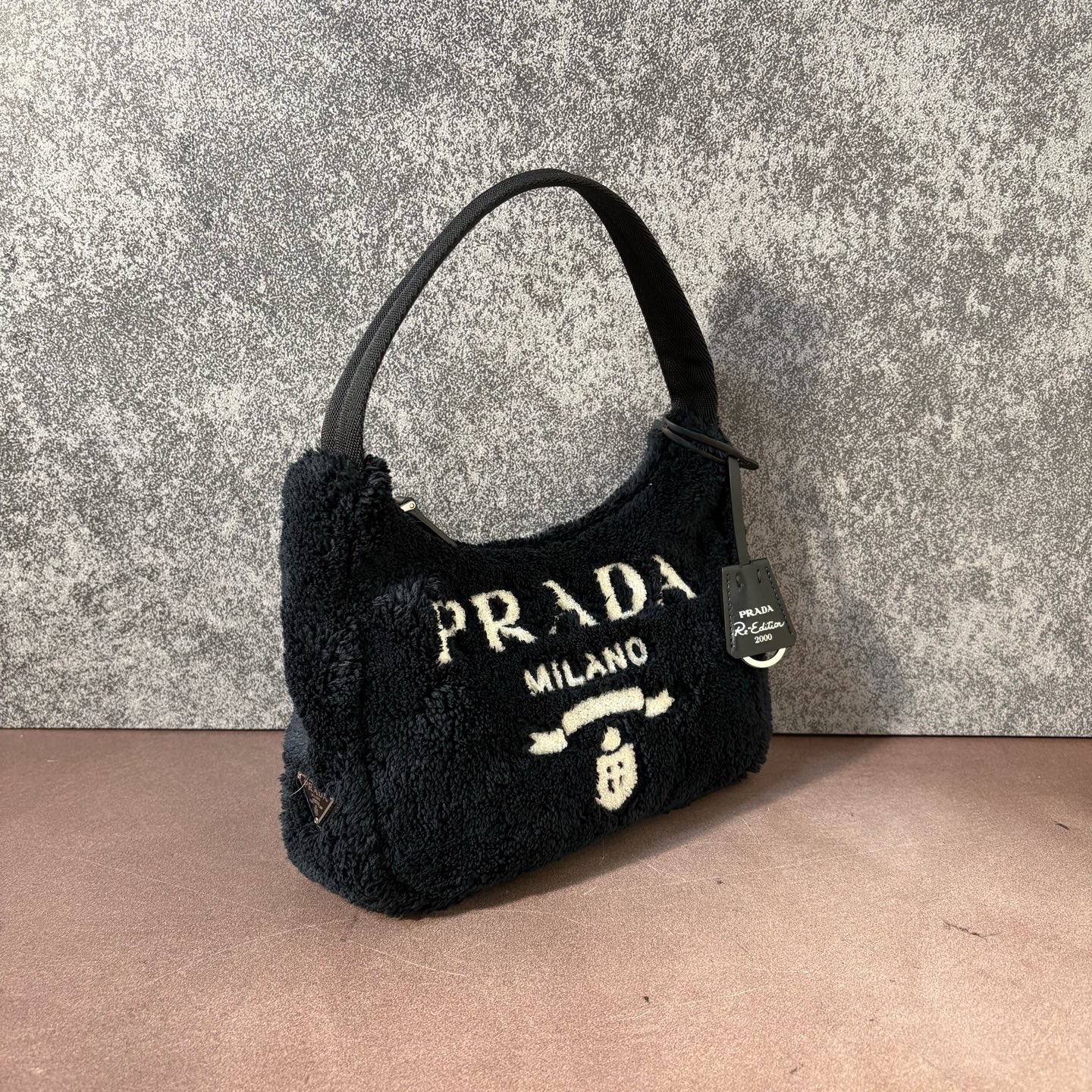 【預訂貨品】prada 毛毛hobo腋下包