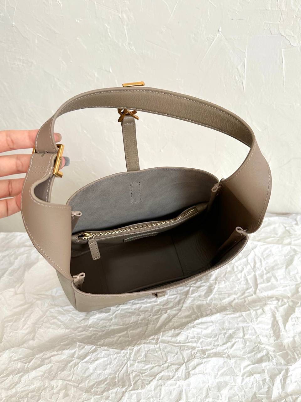 ys1 hobo bag腋下包奶茶色(金扣)🧦 大爆款🔥我和你们说，这只包看着普普通通 但是上身是真的很好看！ 第一次看到他们家有这种慵懒的腋下包 整个包都是柔软的原厂胎牛皮 又轻容量又大，真的很～～好背 这只包的灵魂在于圆滚滚中又有型 市场很多做得太挺括硬朗，那种货打咩啊❌ ZP开发⚠️全套包装哦～ 23×22×8.5cm713938m