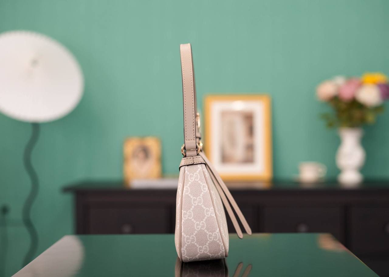 🥯GG Ophidia系列小号手袋 腋下包 燕麦色 25cm 意大利Marbella Pellami进口皮,猪皮纹配经典的双G老花PVC,也是很别具一番风格的！简洁大方超百搭，这款腋下包版型款式都很nice，值得入手~燕麦色超级适合夏天哟！ 官方款号 735145 尺寸：25x15x6cm