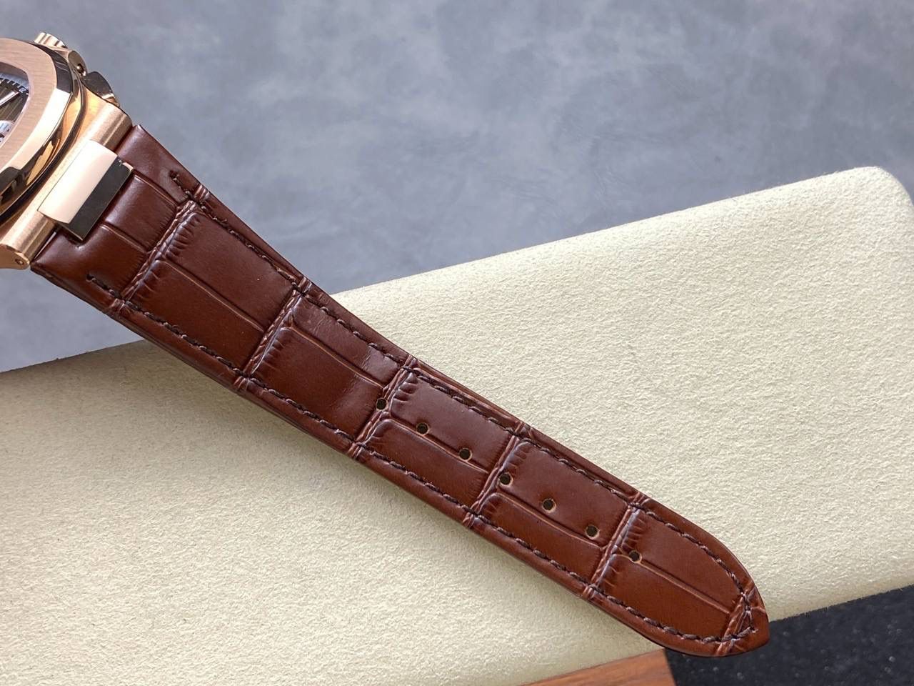 V2版真功能🌐真小秒！3K工厂 百达翡丽鹦鹉螺5980/1A-014多功能计时腕表V2版本，真小秒、真功能！【表壳】腕表尺寸40.5毫米，同正品一致的枕型表壳采用正面拉丝，侧面抛光的两种工艺组合，层次感分明，质感十足。尽显精湛工艺。【表带】采用原装表带一比一量身打造，每节表带的中央抛光部位，都能呈现钻石的形状，尽显高级质感。【机芯】3K厂采用定制版PP.CH28-520机芯，完美还原正品，时分秒，日期，和计时大秒功能。3K匠心之作，欢迎各位表友品鉴🌐