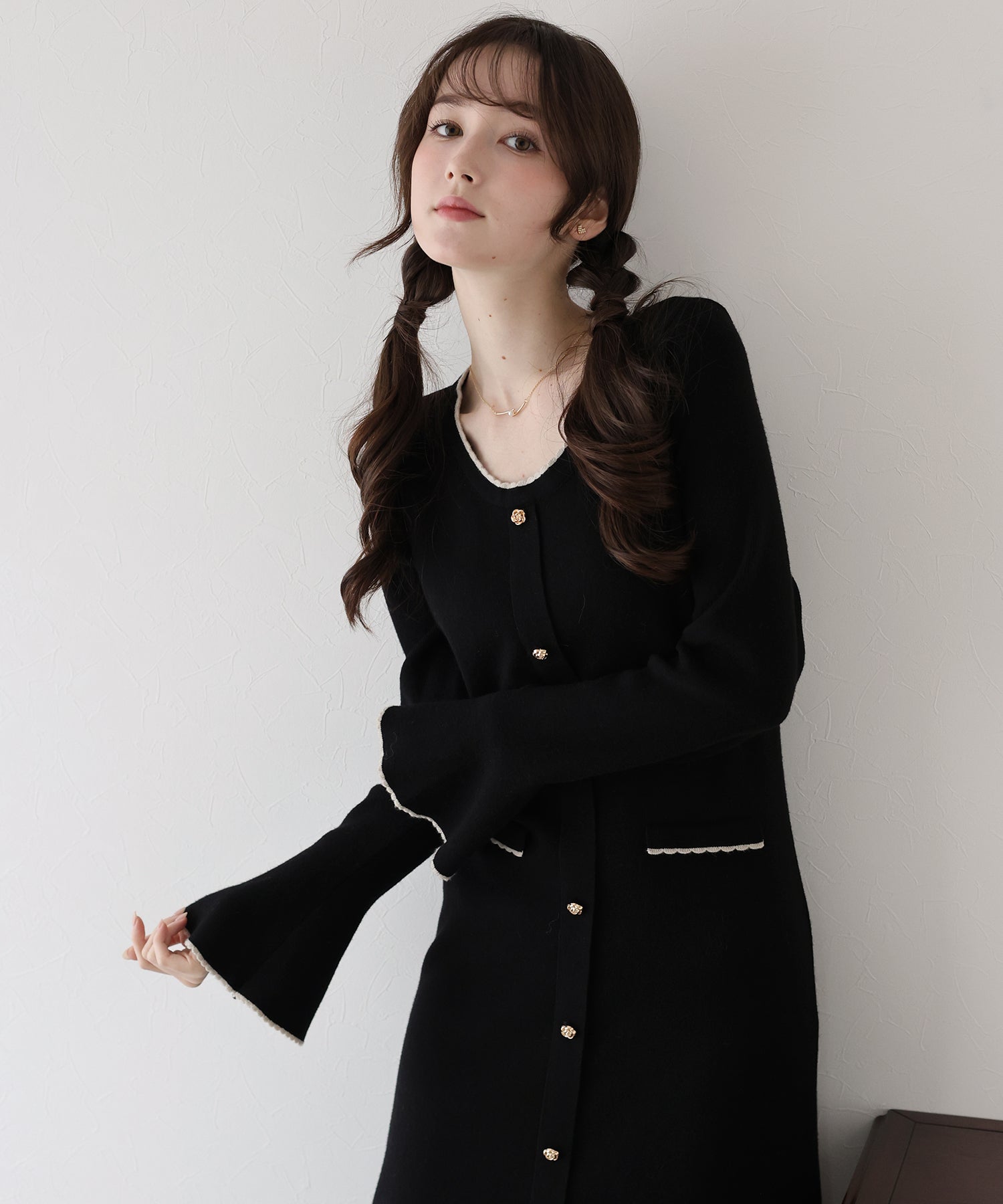 <限量現貨> 溫柔知性．小花邊拼色金鈕Knit Dress * black