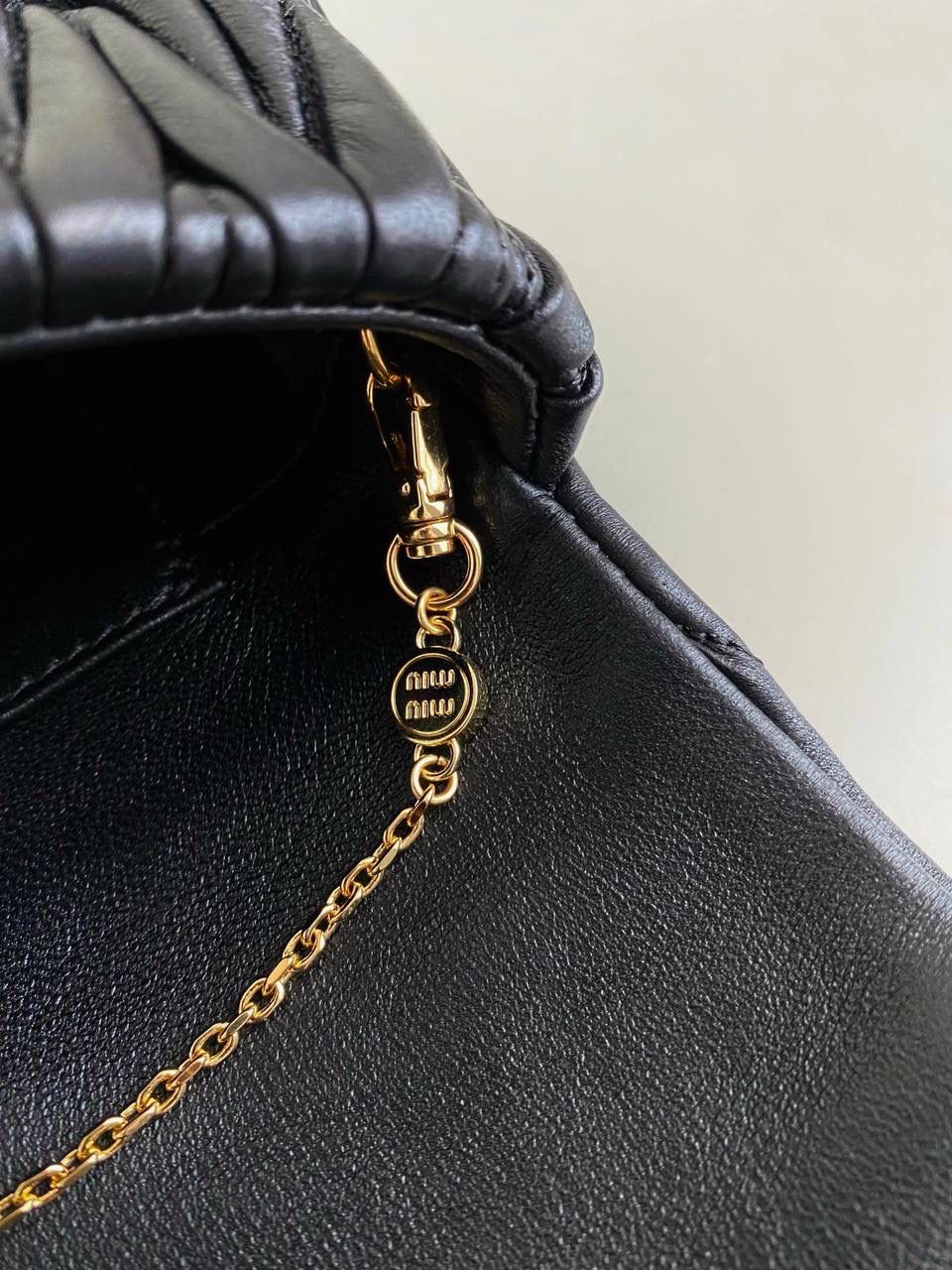 🈶黑色 𝗠𝗶𝘂𝗠𝗶𝘂 𝐰𝐨𝐜链条包 咱就是说是不是不止我一个人喜欢这款链条包⛓真的好好看！精致的一塌糊涂，当一只手拿包也能彰显气质 我们用的是进口小羊皮！非国产皮料 肉眼可见的细腻，软软糯糯触感非常好！ 他家经典独特的褶皱工艺，是要有一定厚度 底料太薄了都做不出它的饱满 弹性 更不是市场通货干瘪瘪的褶皱，实在太假 我们新合作的老师傅在这细节上扣的很认真 一缕一折都有zp的神韵，且做到对版！！追求高品质的来 18×9.5×4cm #F0003m