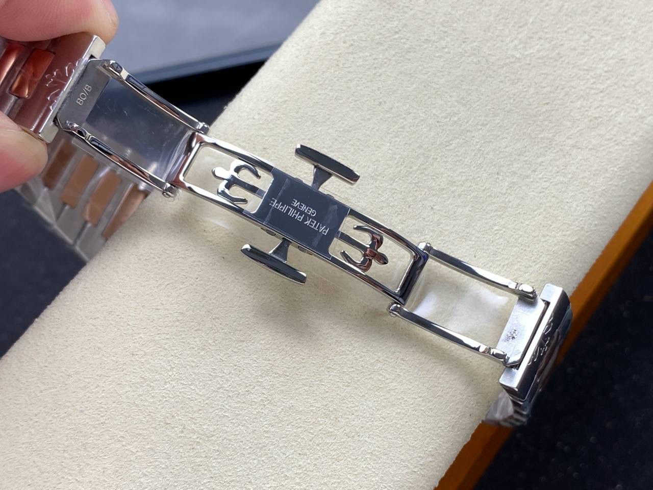 百达翡丽 方形 新系列CUBITUS 5821腕表 亮点特色：1️⃣机芯:搭载定制9015改Cal.26-330 SC一体机，调时不停秒，调时不停秒，摆轮位置均与正品一致，自动上链机芯。2️⃣钢带:316L定制级人体工程学表带，新扣款式。3️⃣表壳:尺寸45毫米厚度仅8.3mm，为表壳对角线长度(即10点位至4点位),因为表壳近似于方形，上下边的宽度会小于这一数值，所以视觉效果并不是很大。 搭配上，5821属于运动风格腕表，日常搭配正装和休闲风格也可以。