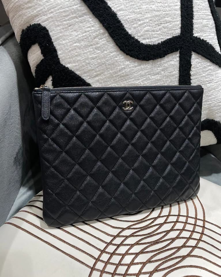 Chanel clutch bag 黑色荔枝牛皮手拿包 100%Authentic , 98%new  ✅card✅dust bag