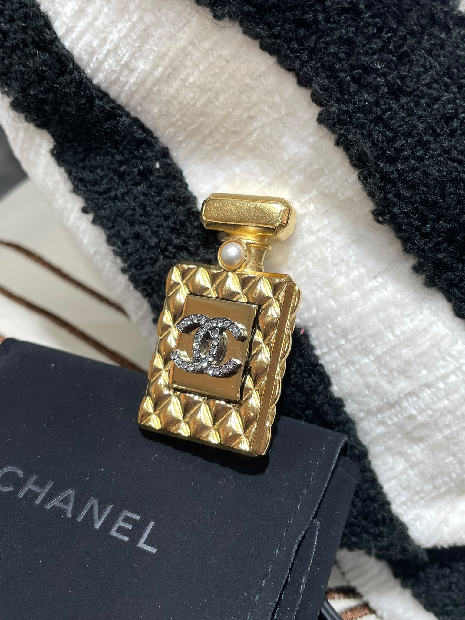 Chanel Brooch 金色香水瓶閃石心口針  100%Authentic, 99%new✅Dust bag✅Box