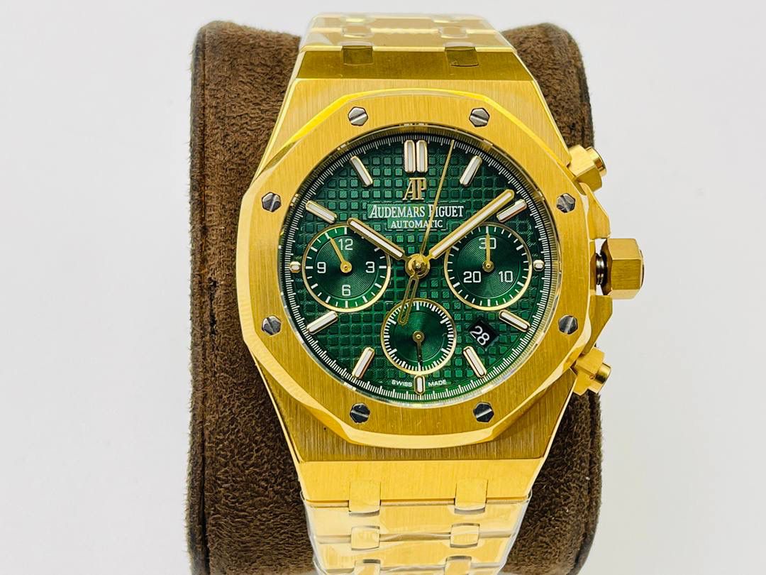 AP爱.彼皇家橡树系列26331OR多功能计时机械腕表41MM！ 1⃣️【机芯】7750改原装机芯 6字位小秒 功能与原装一致！ 2⃣️【表镜】表镜选用进口蓝宝石玻璃镜面！ 3⃣️【表壳】采用进口316精钢表壳，表壳通过拉丝和部分抛光打磨处理之后，忽明忽暗展现出精致而硬气的独特气质！ 4⃣️【头粒】头粒设计与专柜一致可以微调 佩戴更佳贴手舒适 经过多道工序的打磨和磨砂处理，终把AP特有的八角型表圈表达出棱角分明的线条！ 5⃣️【表盘】超强夜光显示，可以在任何环境下读取时间！