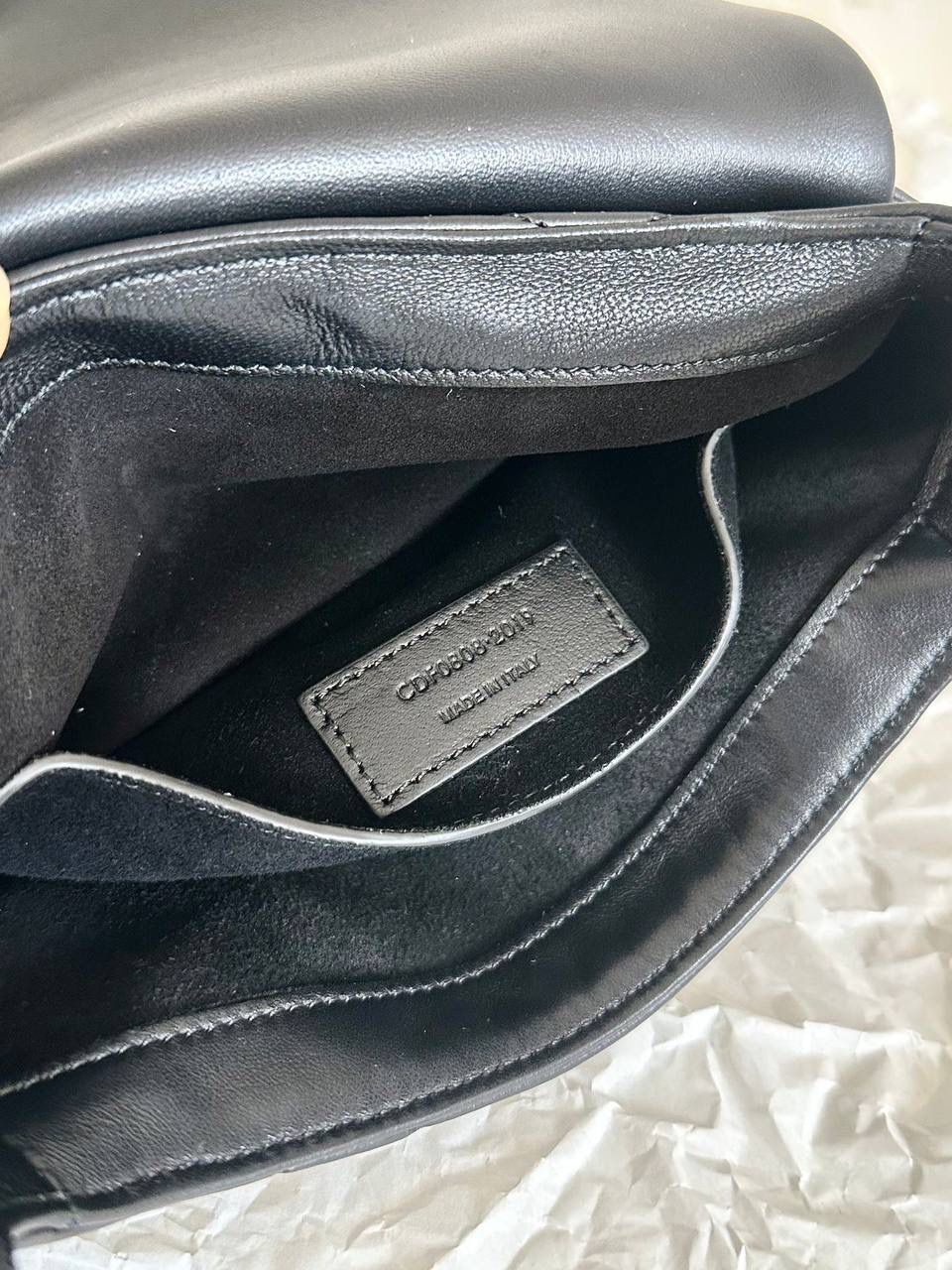 ys1 le57绗缝菱格羊皮腋下包黑色🖤 这么多腋下包中最火之一！ 它优雅又复古，而且显得很有女人味 slp的设计师是懂女生的 小羊皮软软蓬蓬的，好像棉花糖 我真的很爱这种软乎乎手感的包儿 特别是冬天，摸着很治愈～ ZP开发➕原厂羊皮➕全铜五金⚠️ 爆款细节一定要正确❗️ 24×18×5.5cm691450m 24×18×5.5cm691450m