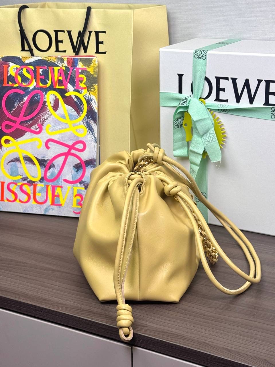 🎈中号链条款𝙁𝙡𝙖𝙢𝙚𝙣𝙘𝙤 𝙋𝙪𝙧𝙨𝙚羊皮 ——【黄油色】 尺寸：𝟯𝟬-𝟭𝟬.𝟓-𝟮𝟬𝐜𝐦 编码：012403 【配全套礼盒】 👉🏻延续福袋收缩绳褶皱设计，羊皮包身手感细腻柔软❤️ 👉🏻链条肩带➕皮肩带的双肩带设计，时尚百搭，给足了集美们多样化的选择。肩带可拆卸可调节，磁扣开合，正面烫金𝙇𝙤𝙜𝙤，呈现出高贵典雅的视觉感😍 👉🏻独家背景➕独家品质➕独家全套砖柜礼盒套装，市场高端品质皆在我手✌🏻