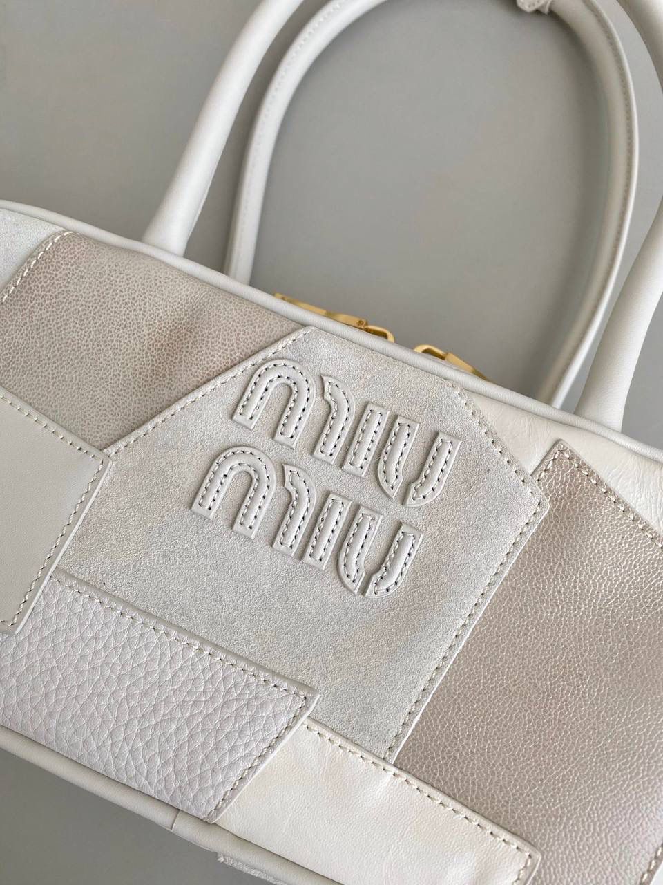 🈶拼接白 𝗠𝗶𝘂𝗠𝗶𝘂保龄球，大爆款 白色拼皮简直就是甜酷代名词！ 简约精致的设计真的好耐看 不同色系拼接有点流浪感又透着高级 色彩搭配温暖而富有层次，加上轻微的做旧 New vintage风的质感，很特别 整体造型非常慵懒惬意，保证了舒适性和实用性的同时还兼顾了美观性 时尚，非它莫属了！ 27×12×9cm #F0011m