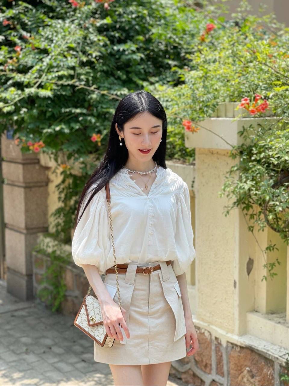 🔥大货实拍图 𝗖𝗘𝗟𝗜𝗡𝗘♥𝗠𝗔𝗜𝗟𝗟𝗢𝗡链条信封包 型号：10H422 尺寸：19.5*13*4cm 白色老花+棕边秋冬背都很好搭～重点是外层帆布，里层牛皮，很耐造！喜欢😍