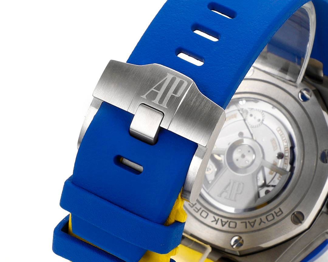 爱彼皇家橡树离岸型横空出世🔥💯引用全新的彩色陶瓷锻造技术，表壳与圈口的选料，不惜重本使用日本进口的氧化锆，无需任何颜料，以超高的压力与超高的温度锻造，形成超高密度的彩色陶瓷，再经过百里挑一，确保每一个成品都与原版毫无色差！CNC级别的打磨，将整一个表壳的边边角角完美处理，即使陶瓷，也做到毫不割手。圈口的拉丝，经过顶级的打磨技术，做到每一丝每一线都毫无断续，每一颗六角螺丝都与表框处在同一平面，拒绝一丝一毫的凸显与凹陷，诠释了何为顶级的复刻工艺！