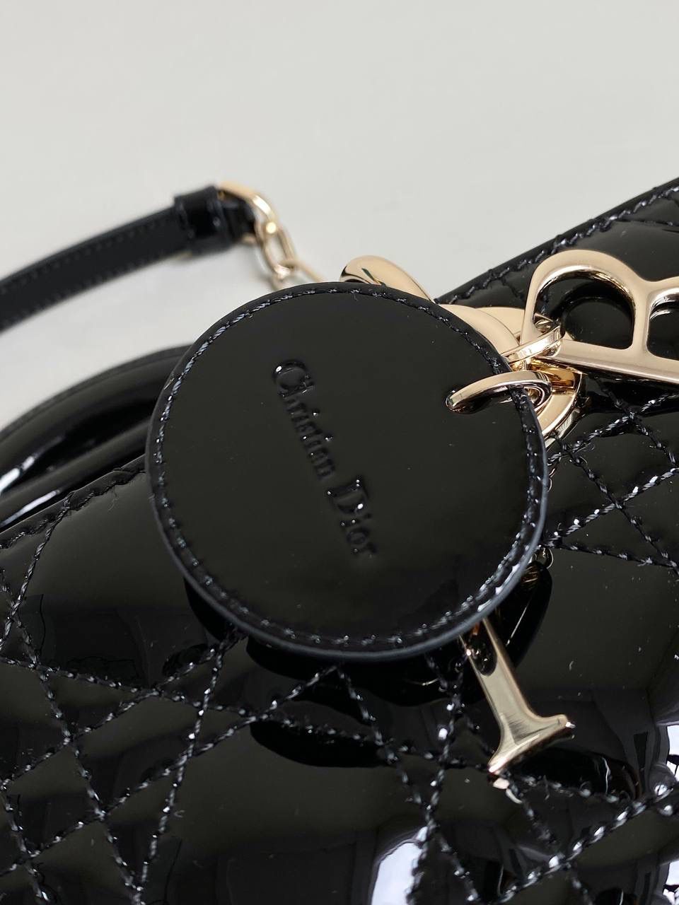 黑色中号🖤𝗗𝗶𝗼𝗿 𝗗-𝗝𝗼𝘆 𝗯𝗮𝗴漆皮款 时尚果然就是轮回，回归了一把中古戴妃 长方包形，短链条➕细长肩带直接封神！！ 复古时髦感超强，真是什么场合都可以把住 绝对是lady中的天花板了，强势出圈啦姐妹们💗 26 x 13.5 x 5cm