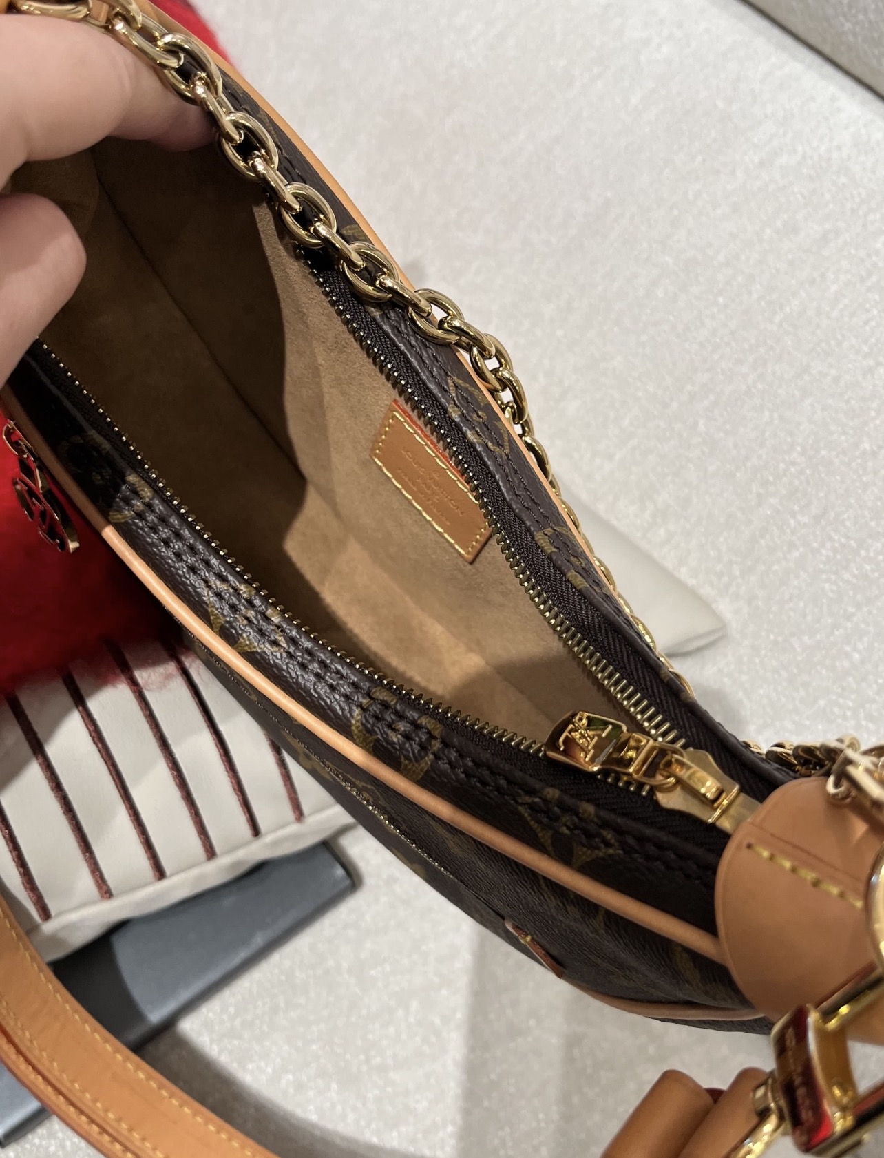 Lv loop hobo monogram M81098 ,100%Authentic, 98%new ✅Dust bag✅Box